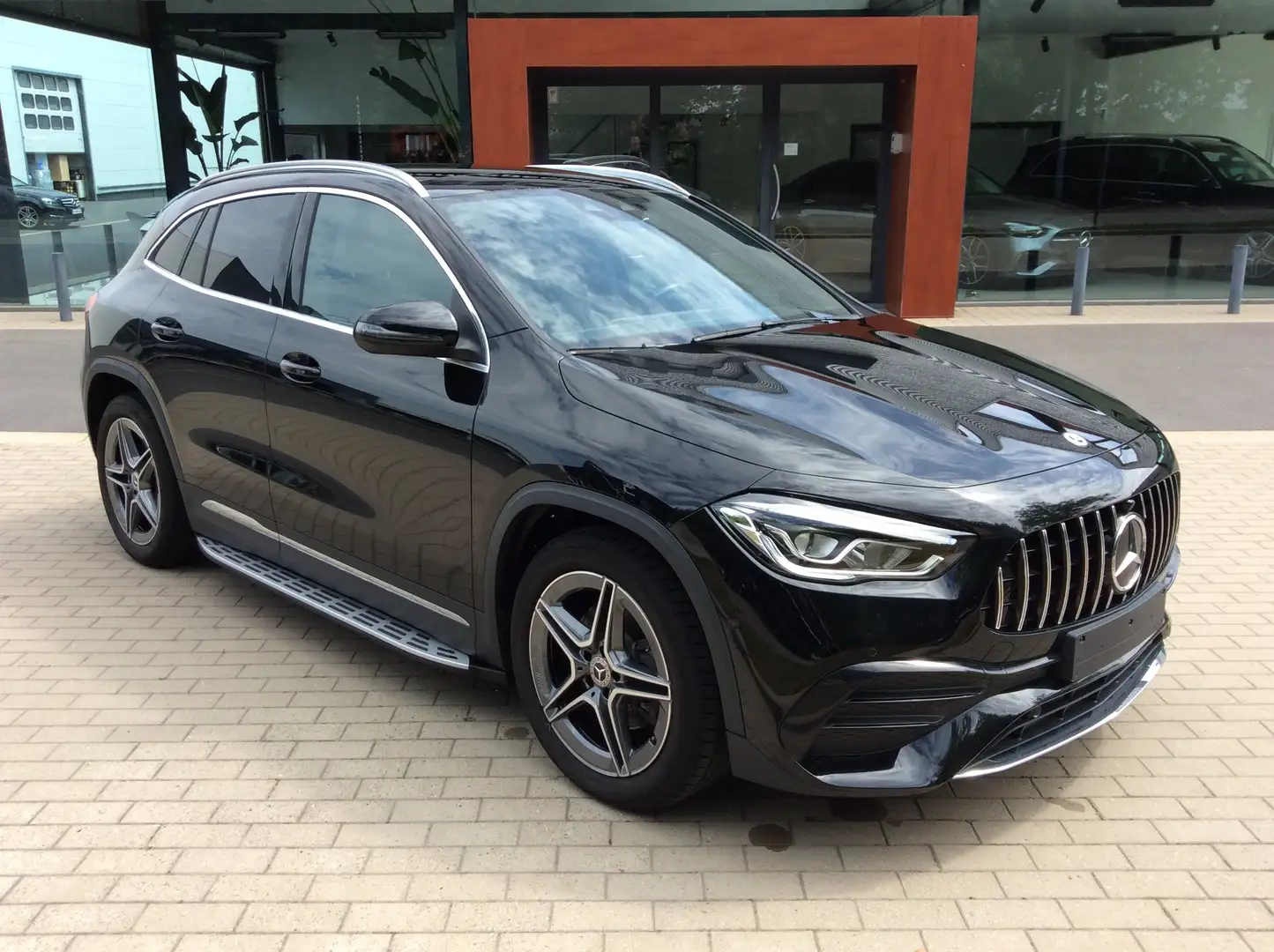 Mercedes-Benz GLA 250 GLA 250 4Matic 8G-DCT AMG Line * PANO * DAB * Černá - 2