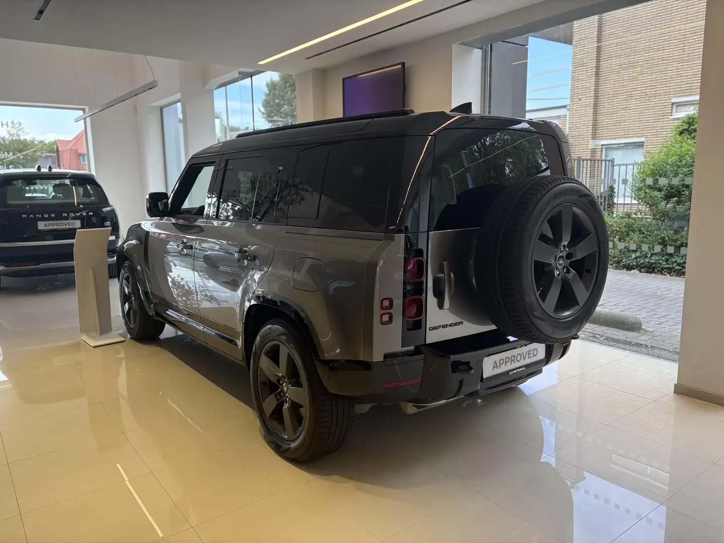 Land Rover Defender P300e X-Dynamic HSE Beige - 2