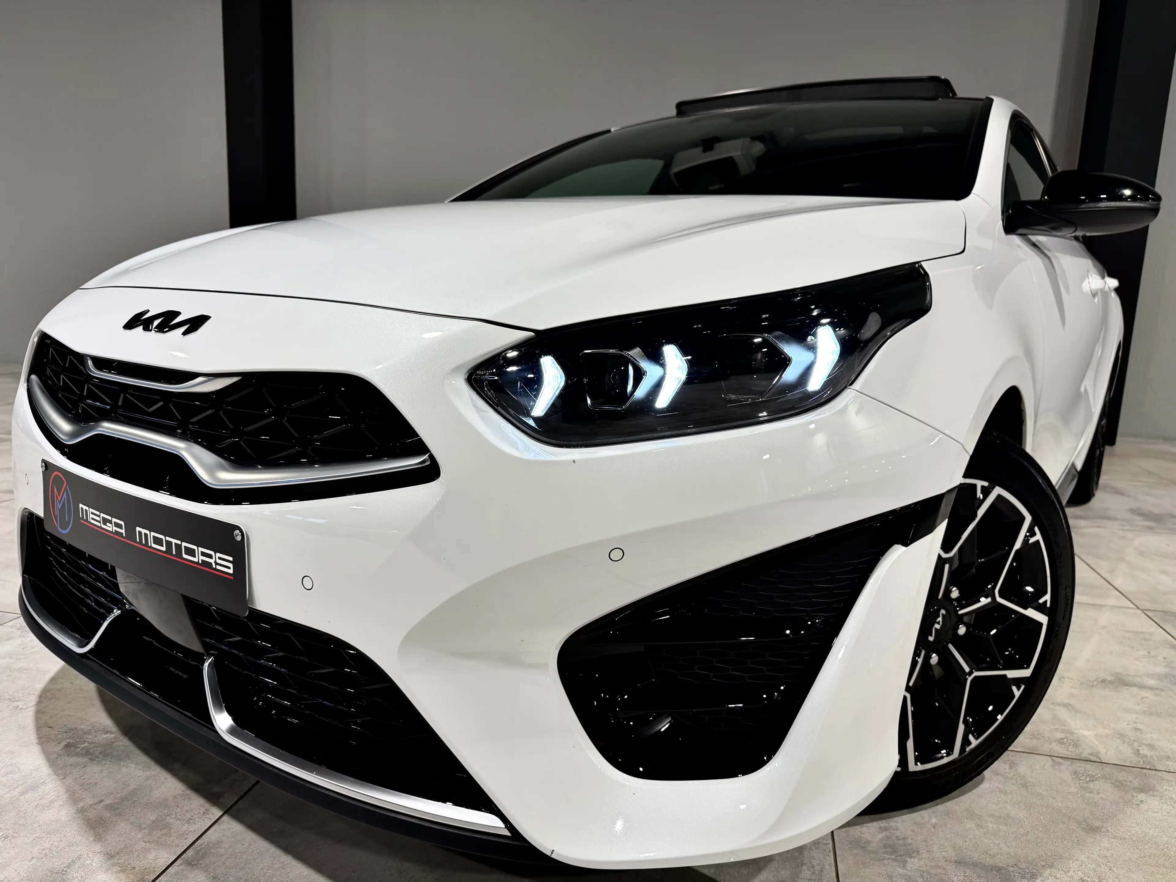 Kia ProCeed / pro_cee'd 1.5i TURBO 140CV GT-LiNE PANO BAUTO F1 CARPLAY DiSTRO++ — photo 3