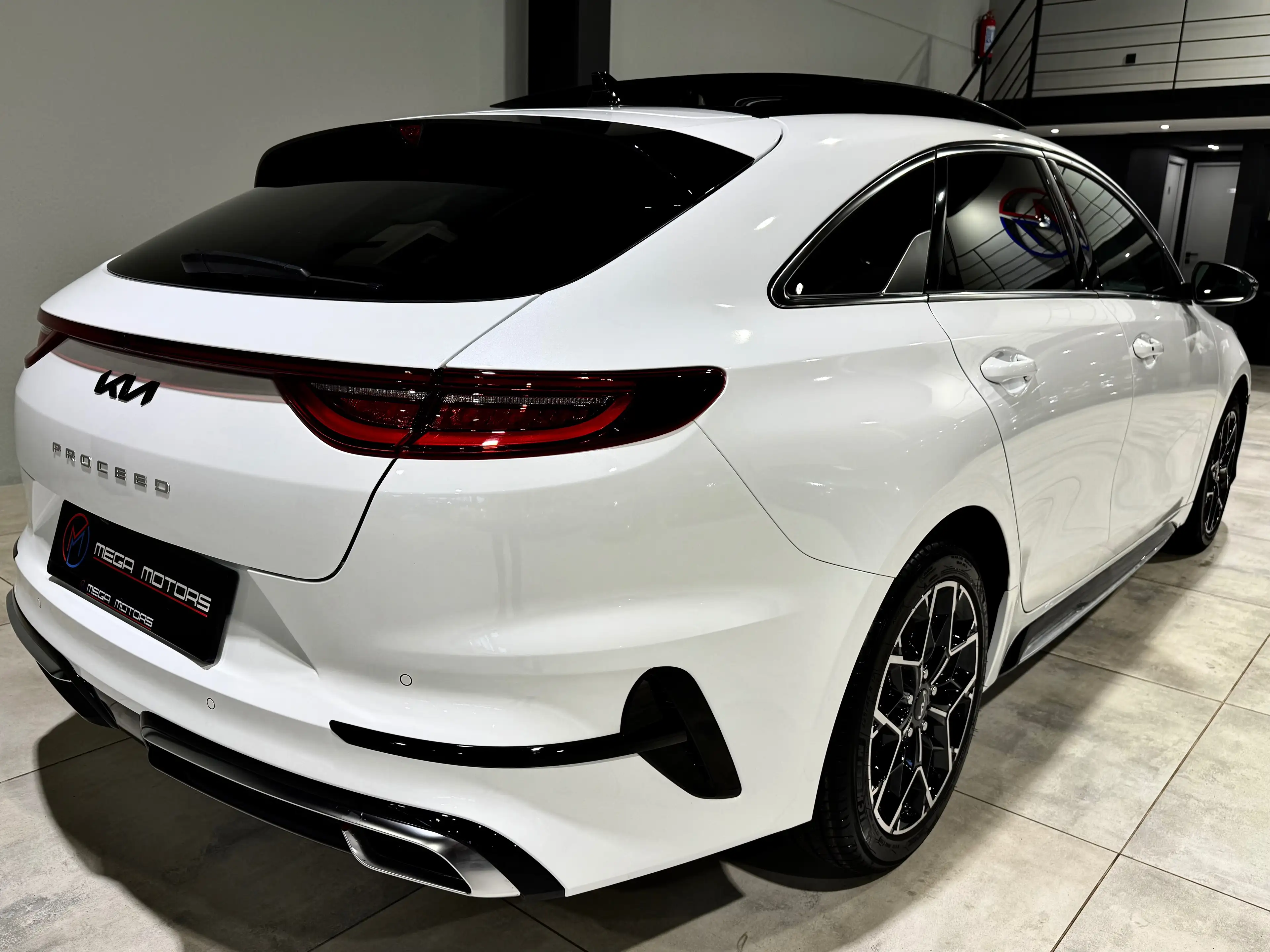 Kia ProCeed / pro_cee'd 1.5i TURBO 140CV GT-LiNE PANO BAUTO F1 CARPLAY DiSTRO++ — photo 4