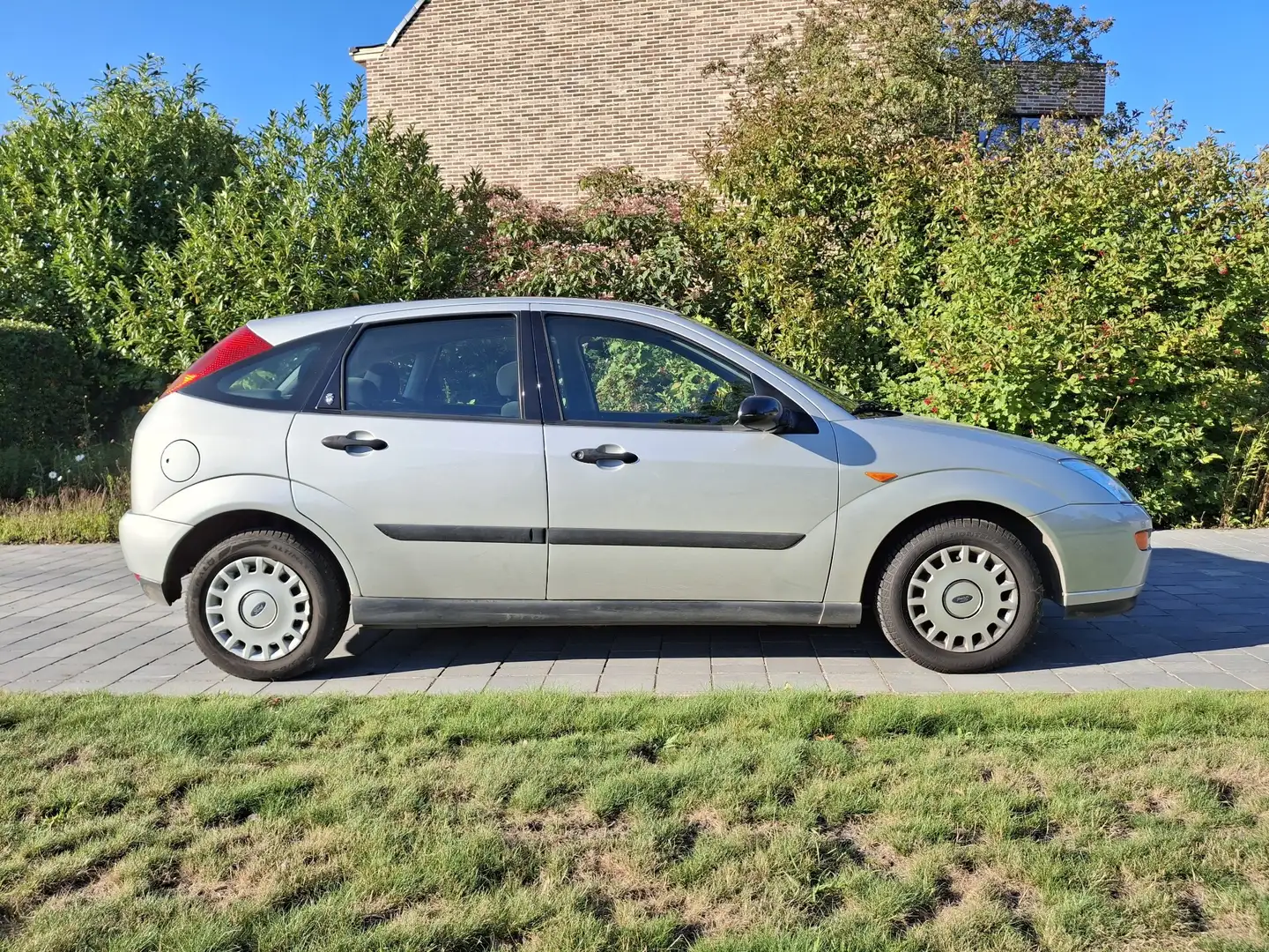 Ford Focus Ghia 1.6i 5-deurs Срібний - 1