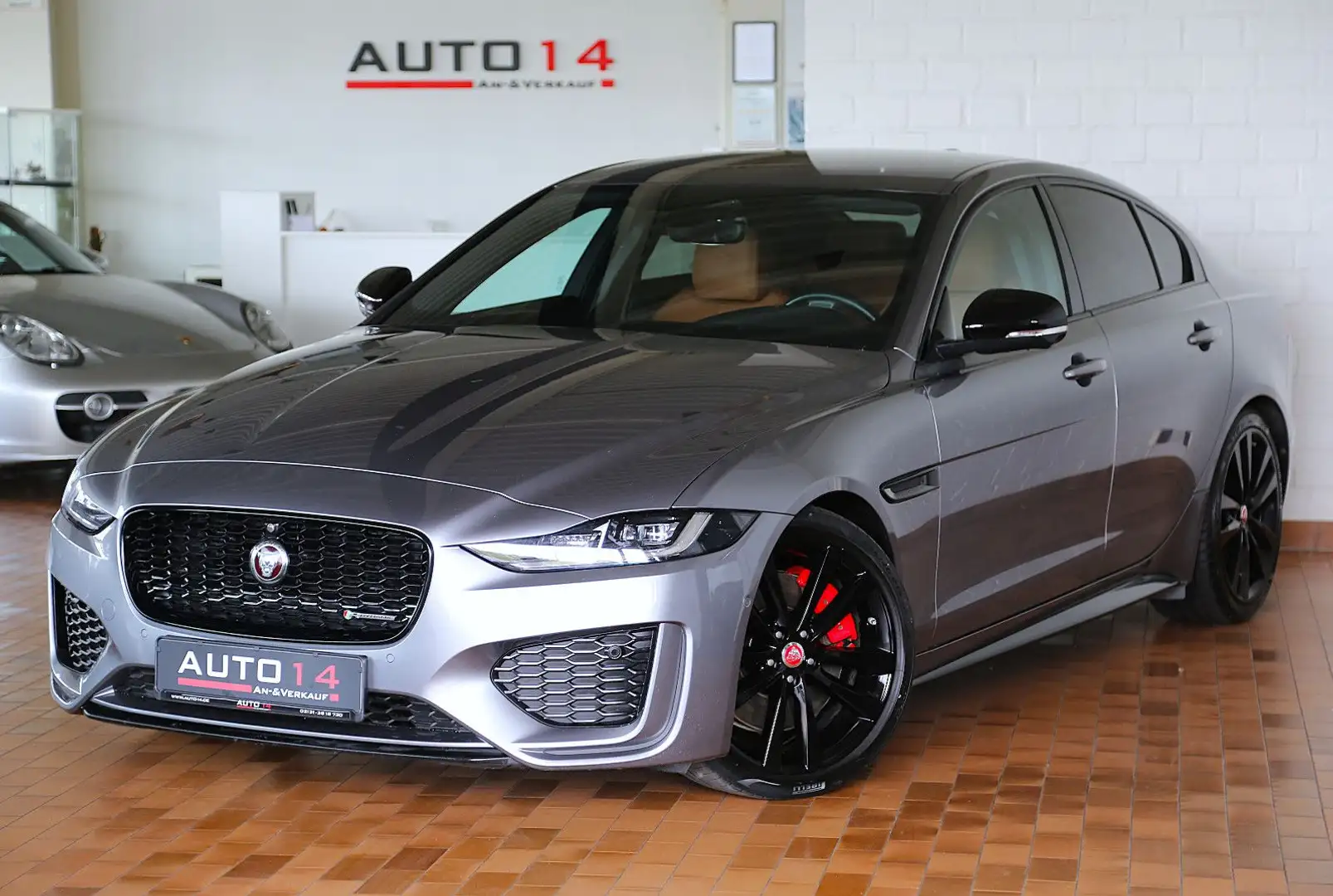 Jaguar XE D200 R-Dynamic Black Navi LED Meridian Kamera Gris - 1