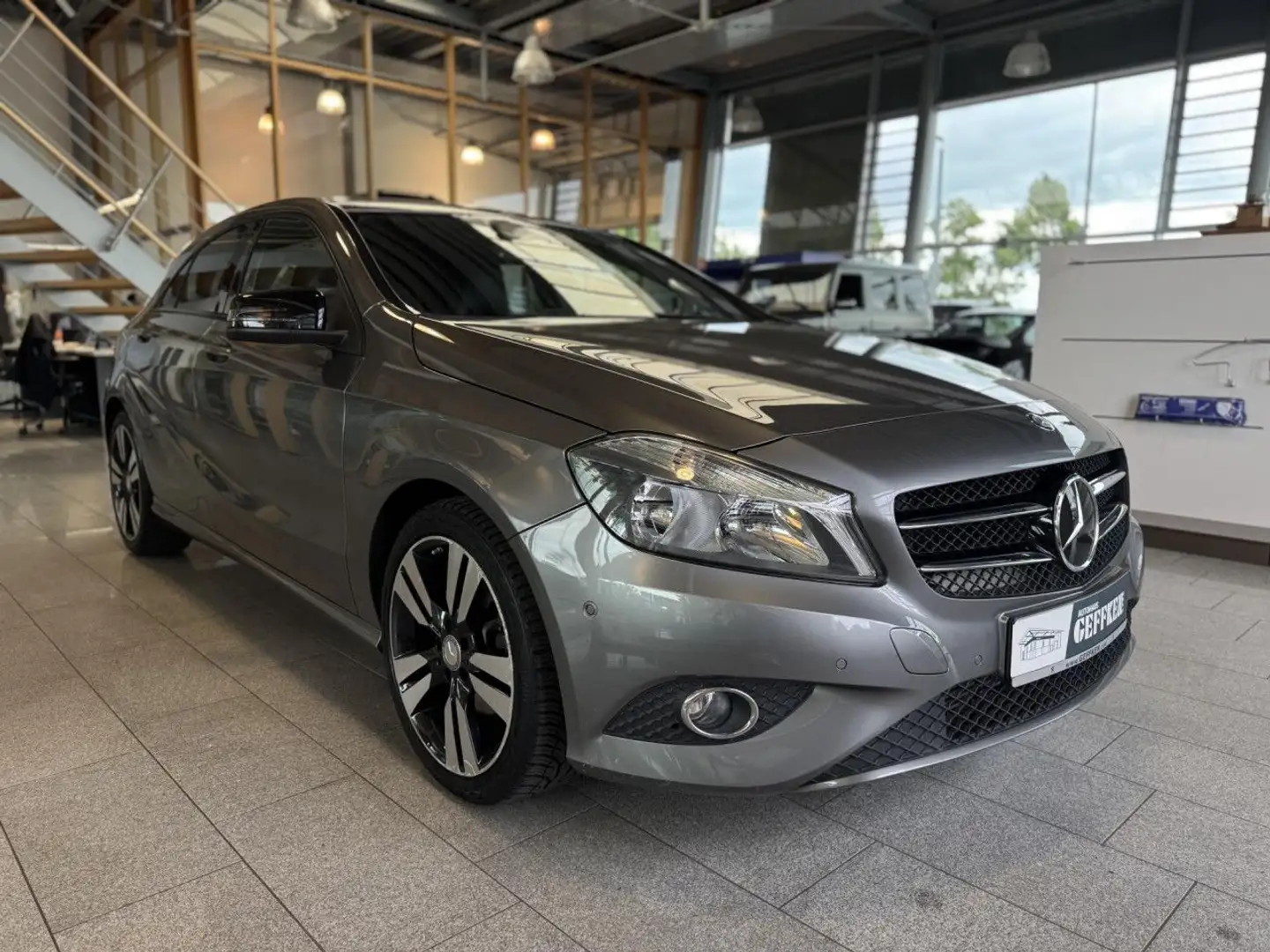 Mercedes-Benz A 180 (BlueEFFICIENCY) 7G-DCT Style, Standheizung Grau - 2