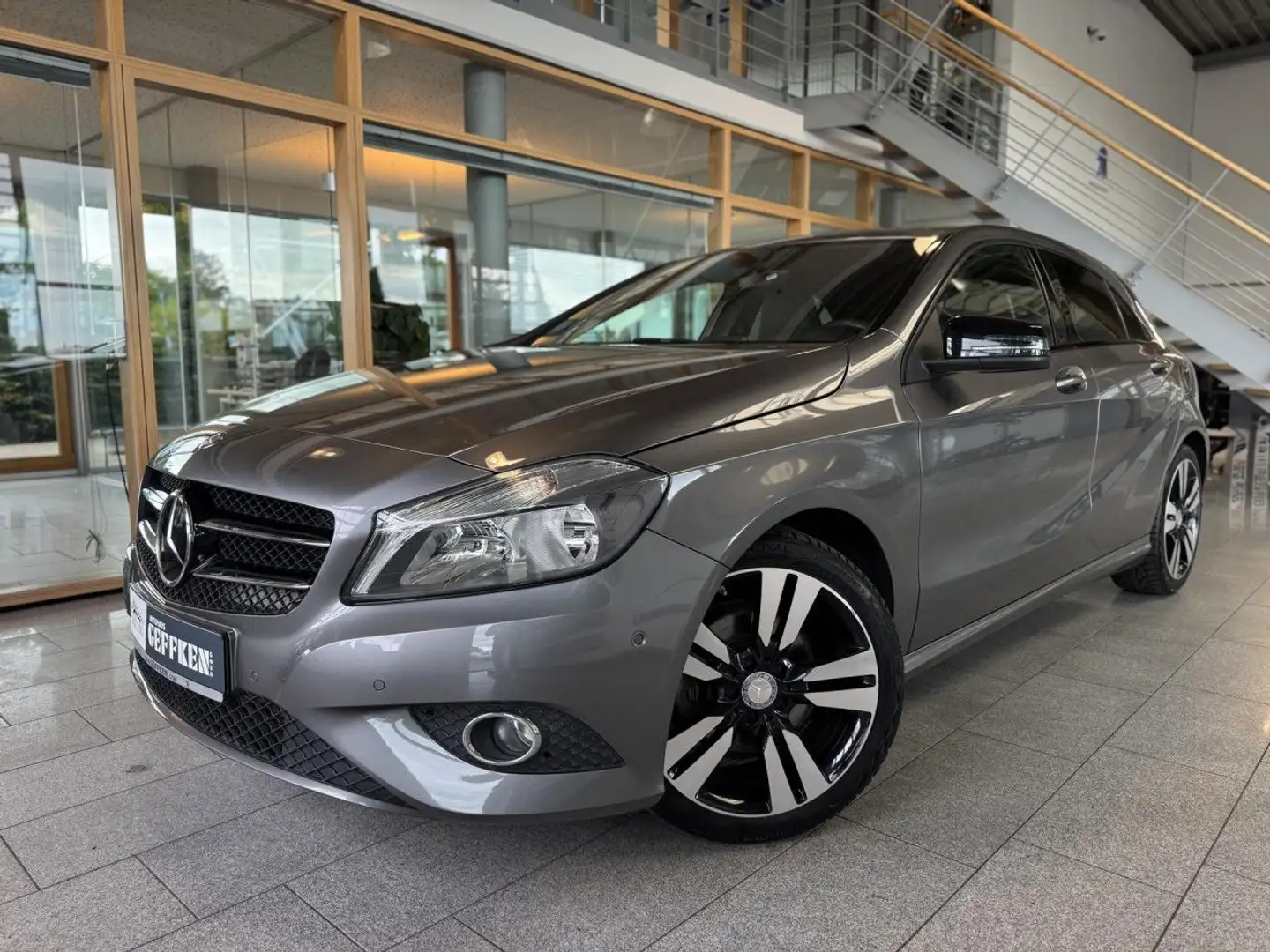 Mercedes-Benz A 180 (BlueEFFICIENCY) 7G-DCT Style, Standheizung Grau - 1