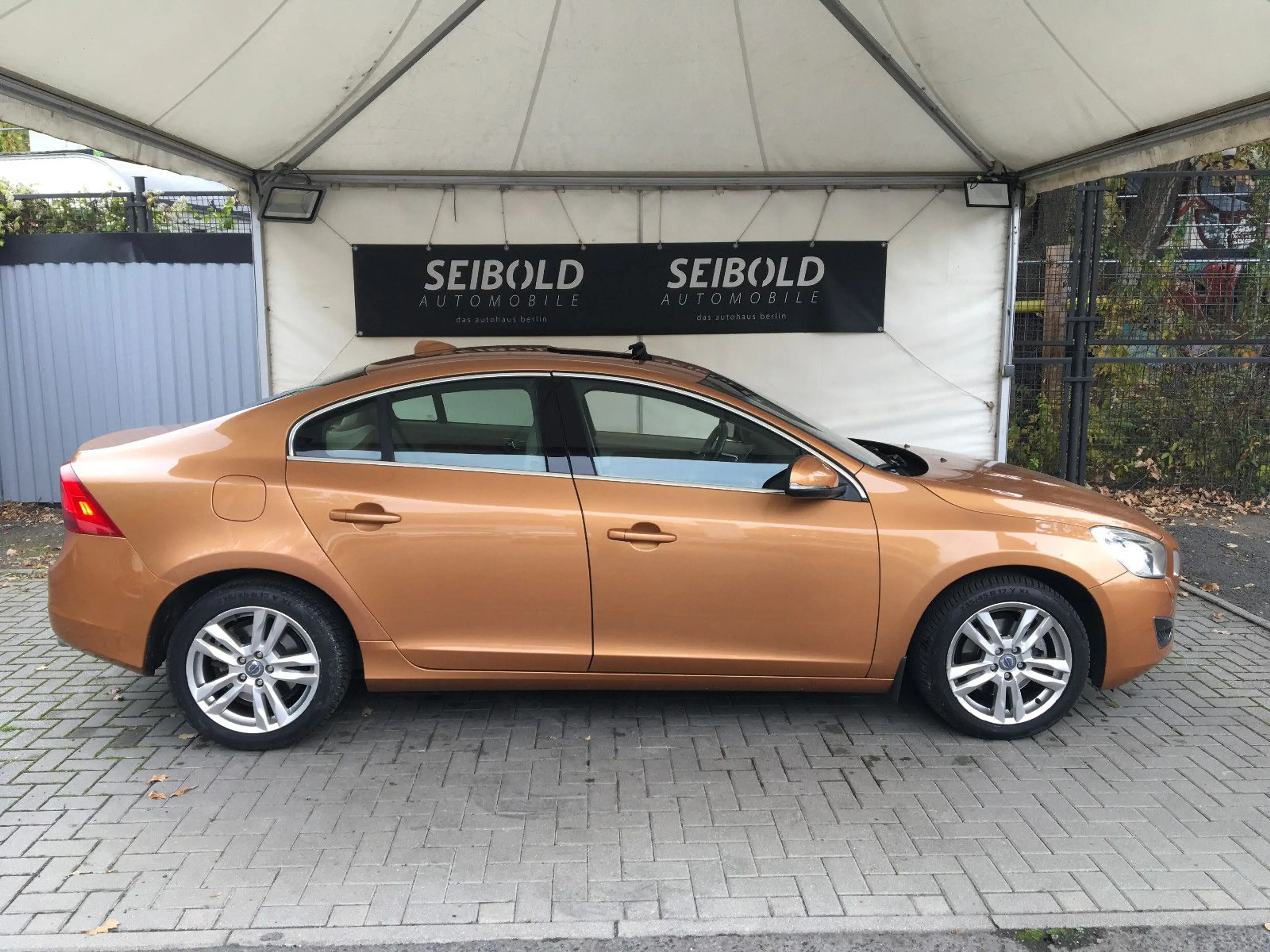 Volvo S60 Lim.1.6 Turbo Summum/Autom/Leder/1.Hd/76 Tkm — photo 4