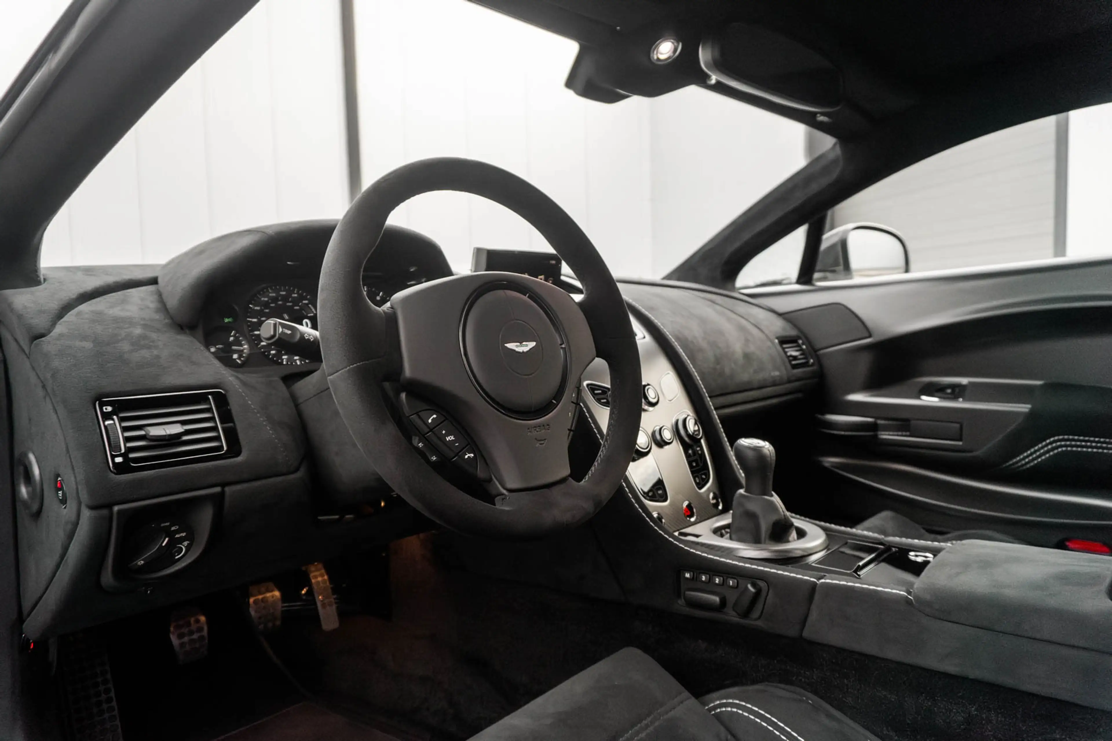 Aston Martin Vantage GT8 - Morning Frost White - Aero Pack - 1 of 150 — photo 3