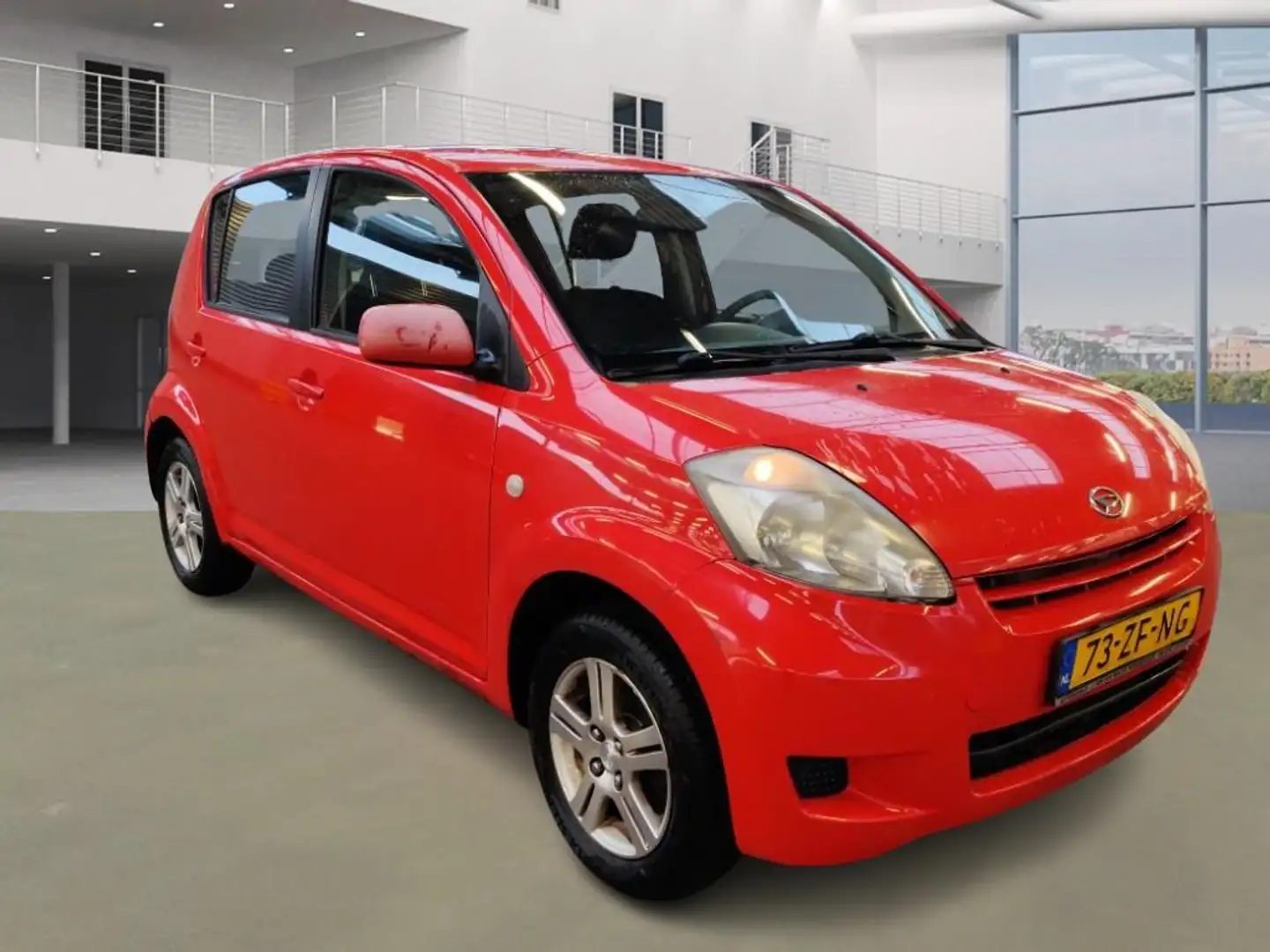 Daihatsu Sirion 2 1.0-12V Premium Rojo - 2