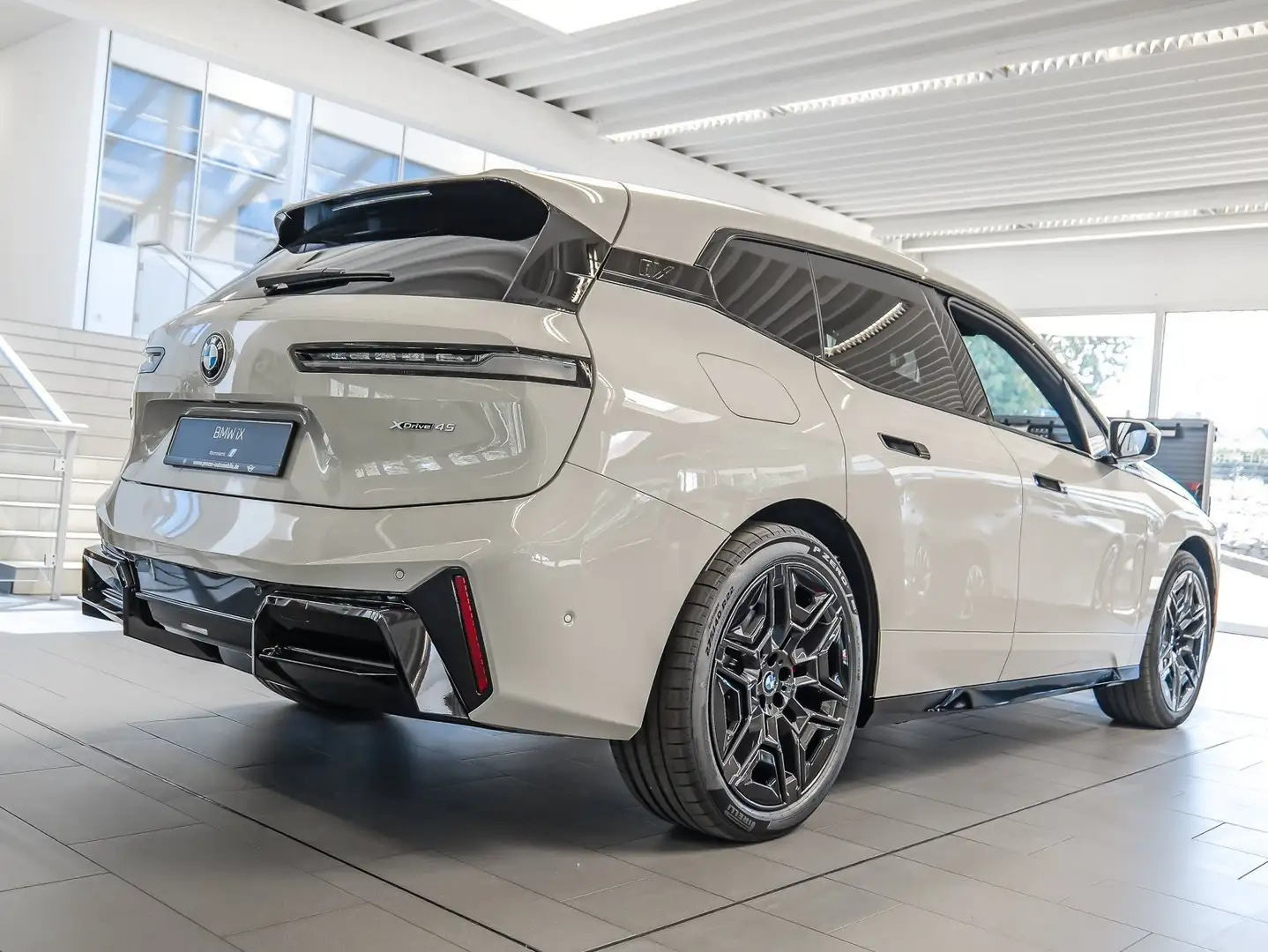 BMW iX xDrive45 M Sport Pro 2-ACHS LUFT PA PROF ICONIC GL Gris - 2