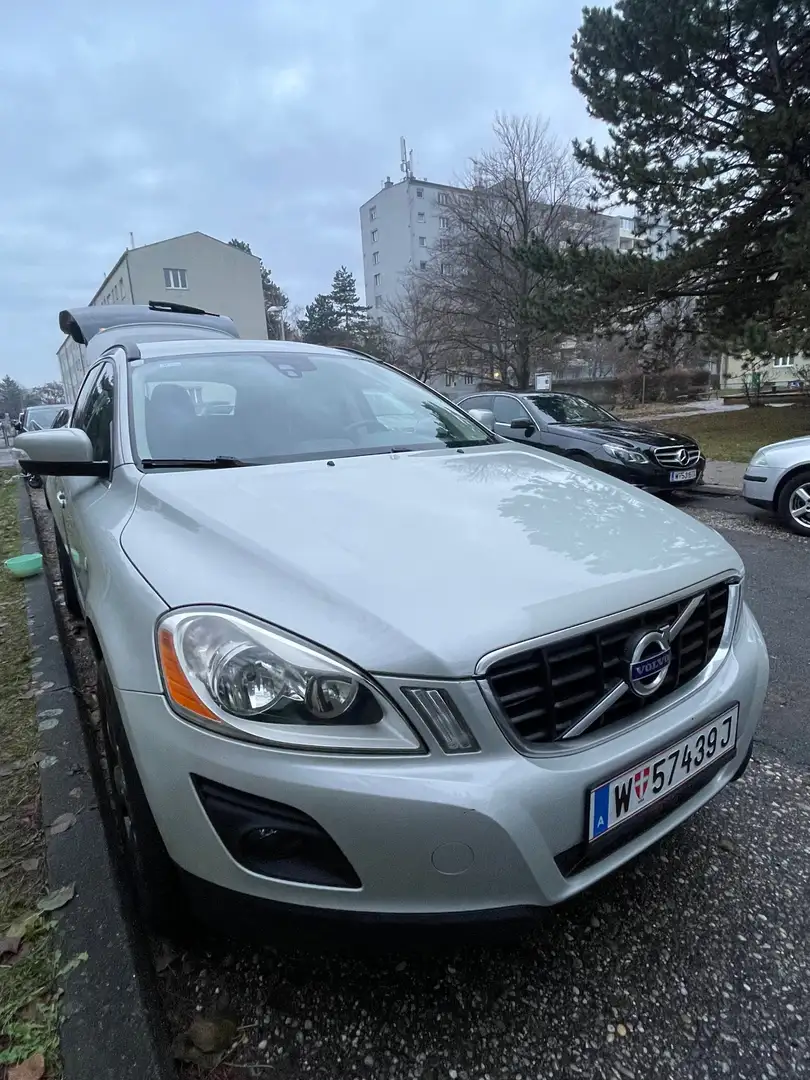 Volvo XC60 2,4D AWD Momentum Geartronic Silber - 1