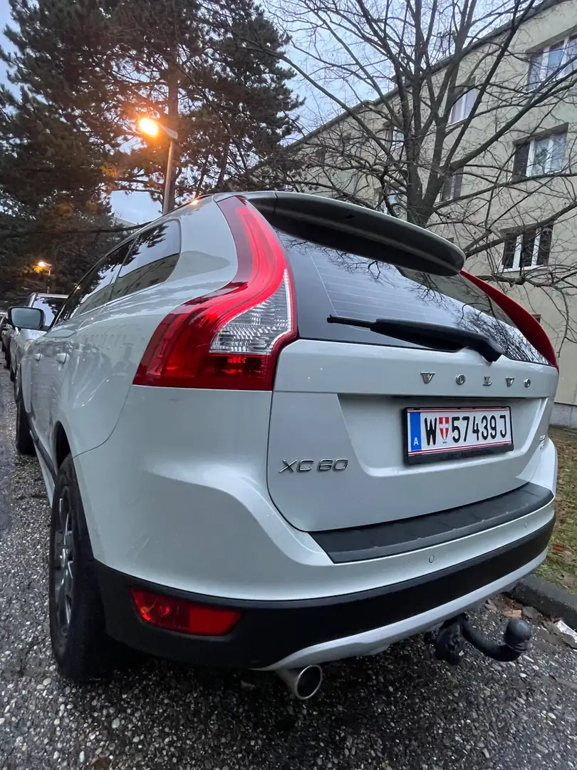 Volvo XC60 2,4D AWD Momentum Geartronic Silber - 2