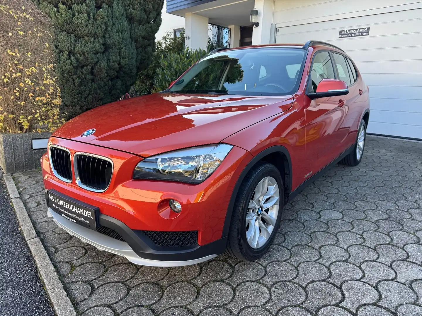 BMW X1 18i sDrive Automatik *Winter + Sommerräder*SH Orange - 1