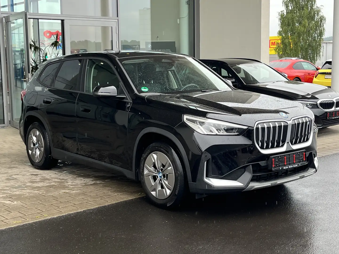 BMW iX1 xDrive30 Navi.DAB.ParkA.SH.Allrad.Sonnenschg Nero - 2