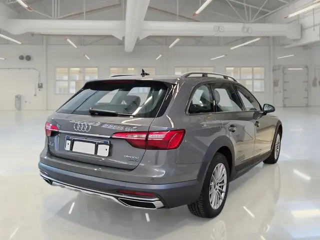 Audi A4 view 4