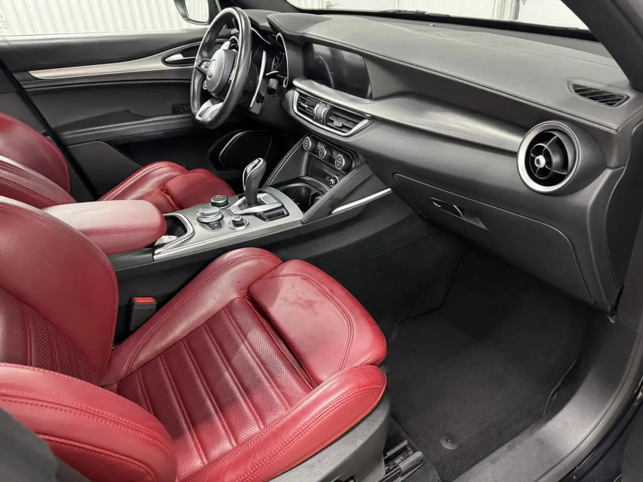 Alfa Romeo Stelvio снимка Alfa Romeo Stelvio