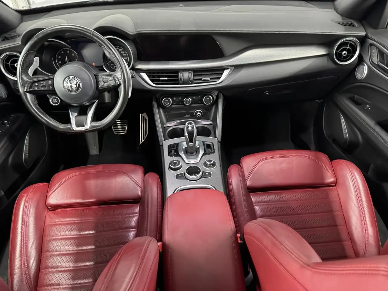 Alfa Romeo Stelvio снимка Alfa Romeo Stelvio