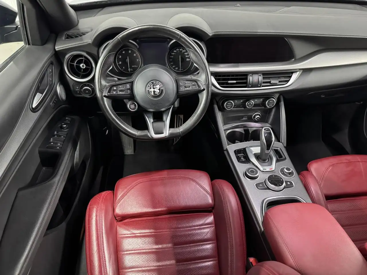 Alfa Romeo Stelvio снимка Alfa Romeo Stelvio
