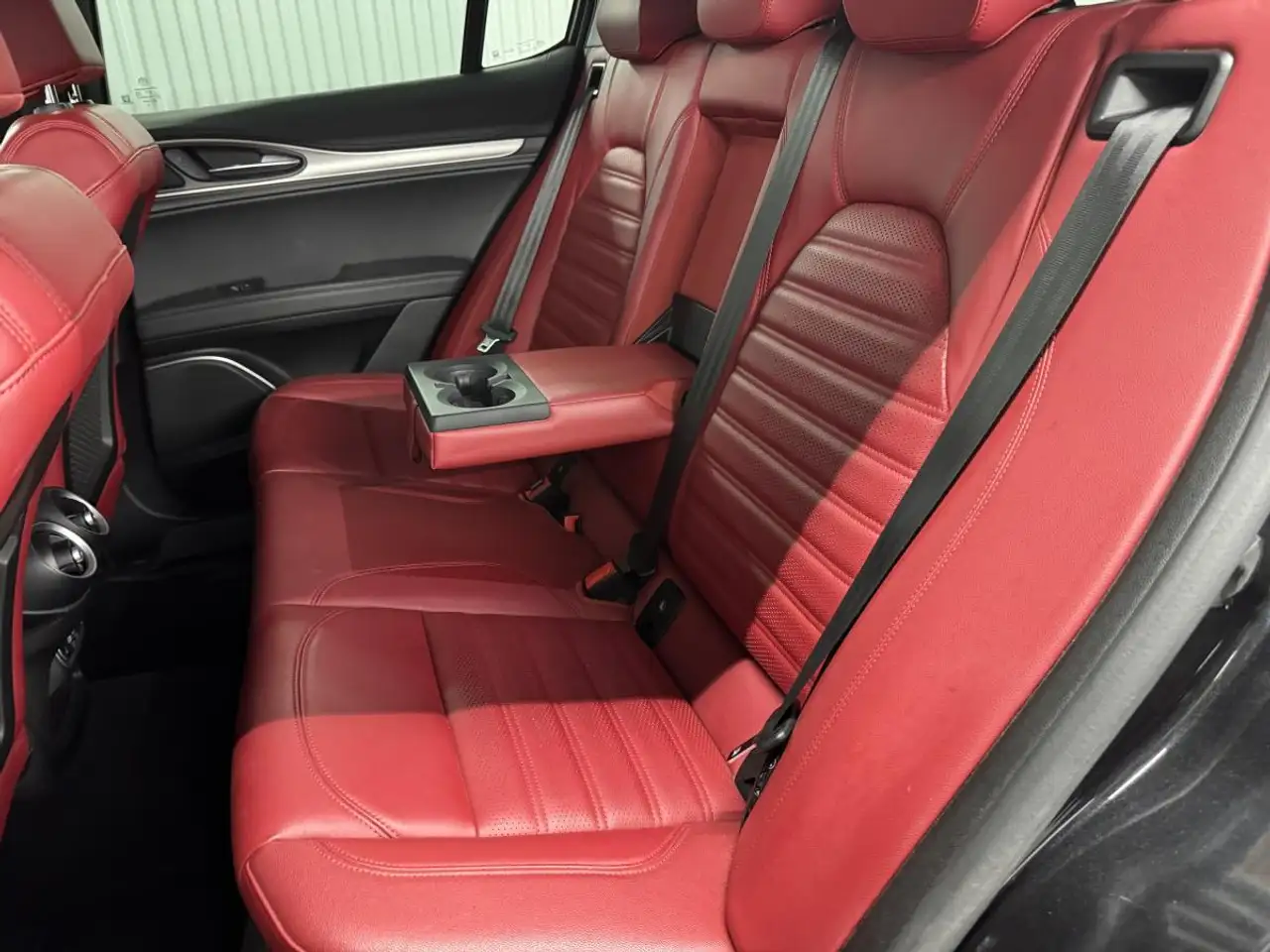 Alfa Romeo Stelvio снимка Alfa Romeo Stelvio