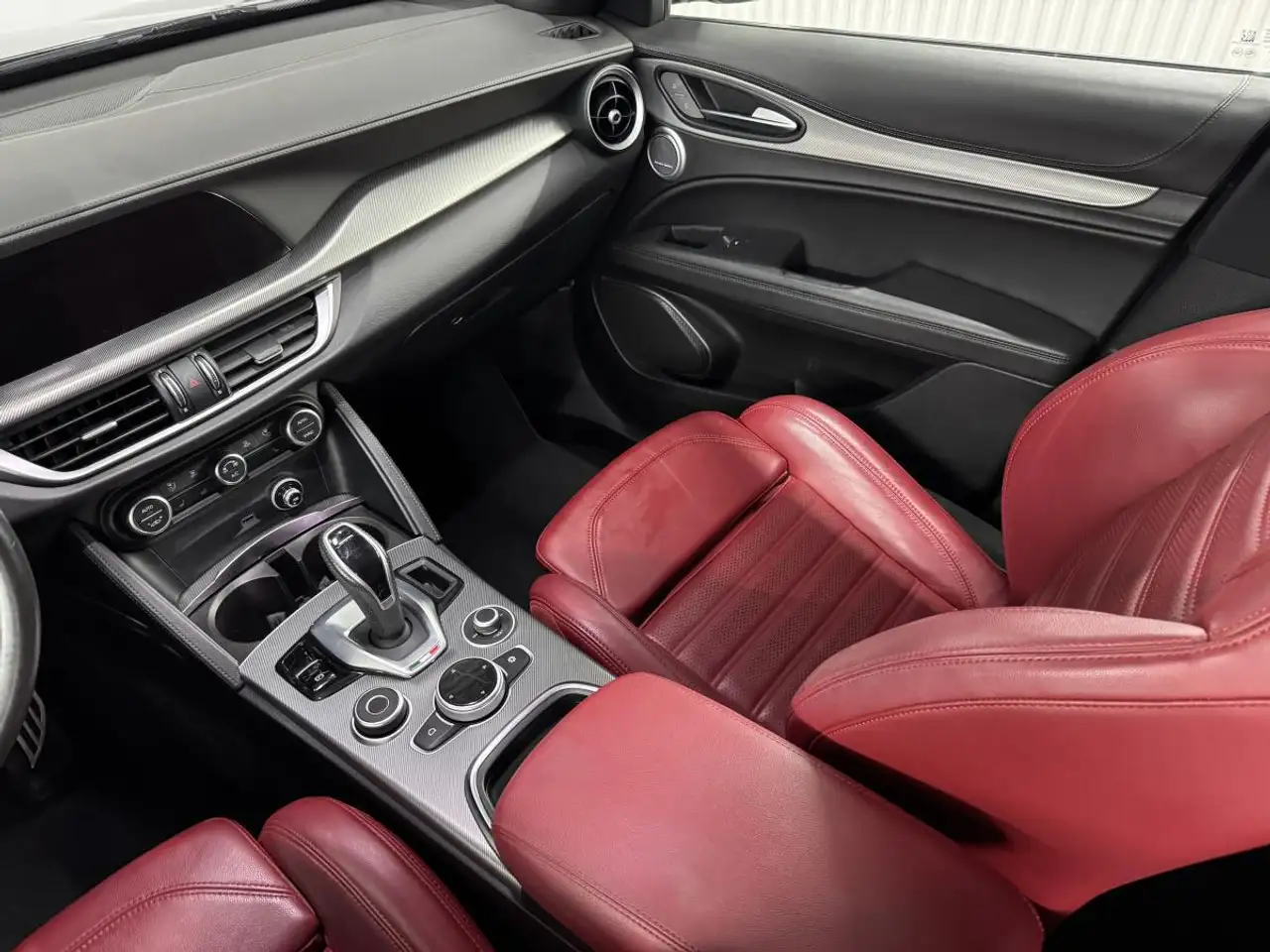 Alfa Romeo Stelvio снимка Alfa Romeo Stelvio