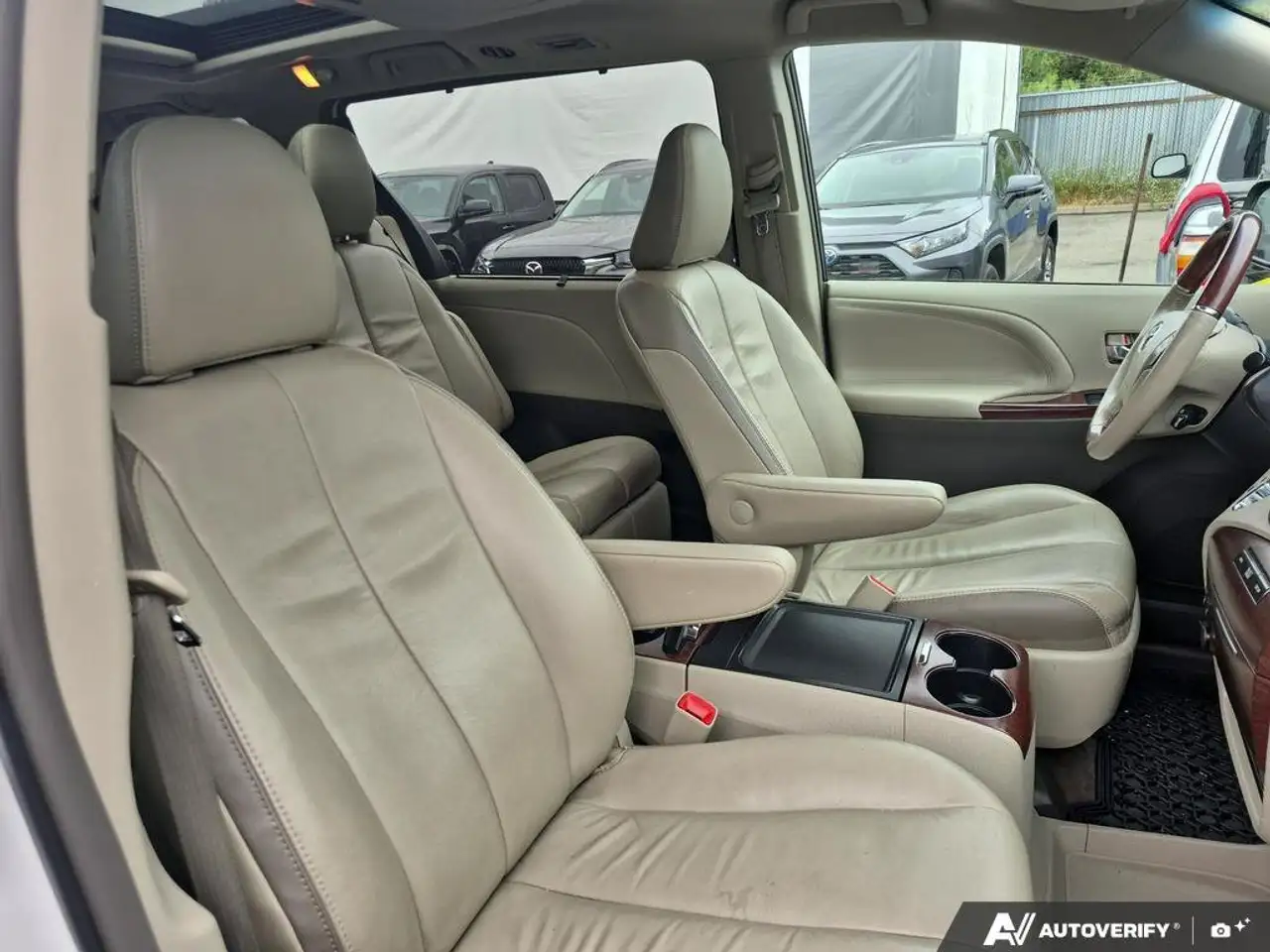 Toyota Sienna снимка Toyota Sienna
