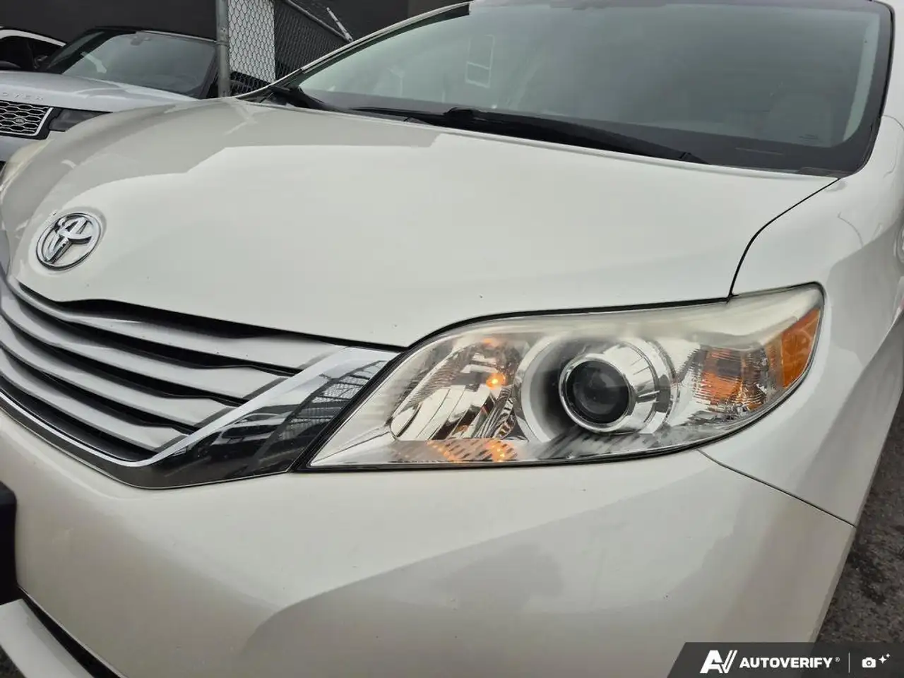 Toyota Sienna снимка Toyota Sienna