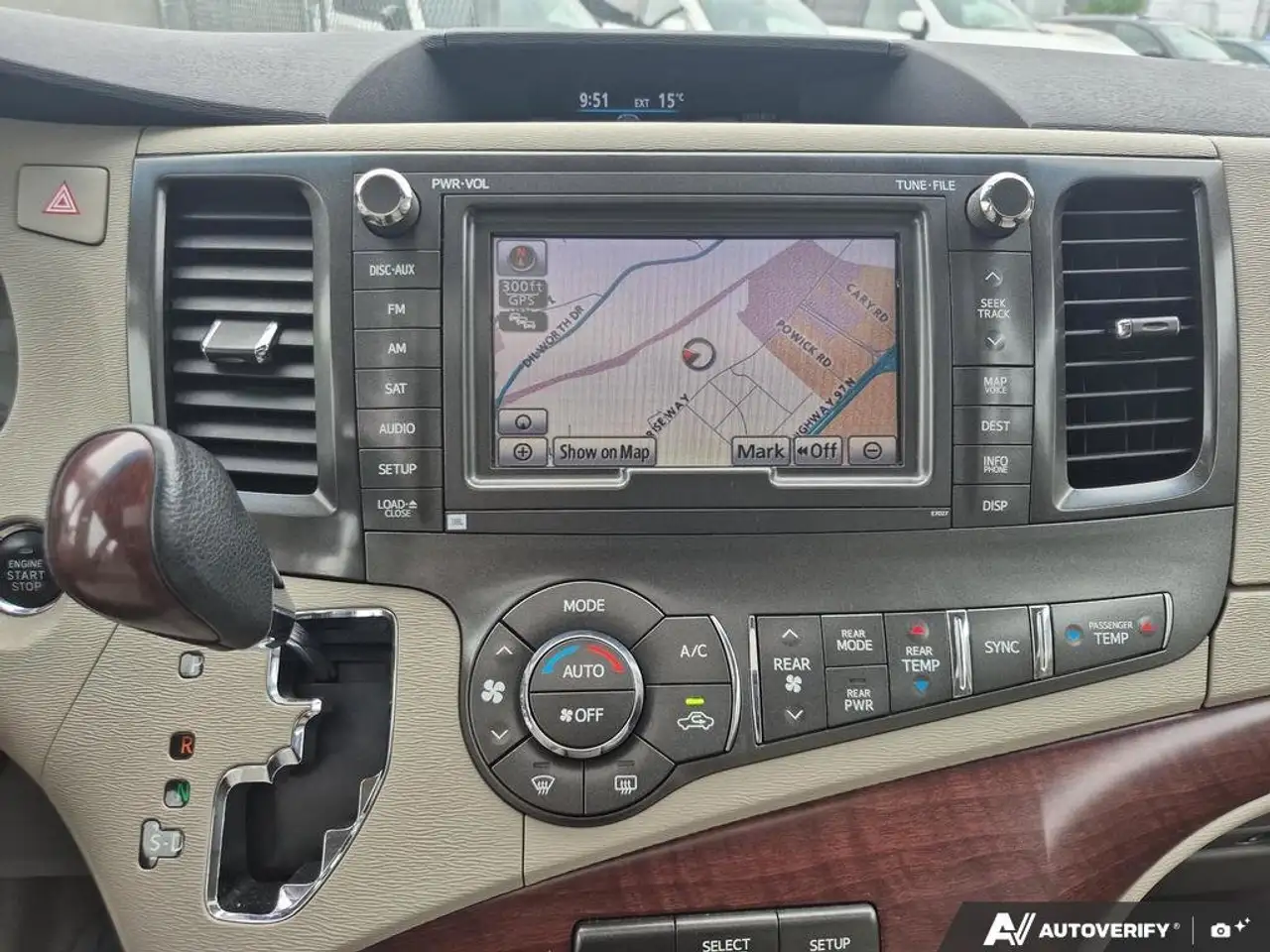Toyota Sienna снимка Toyota Sienna