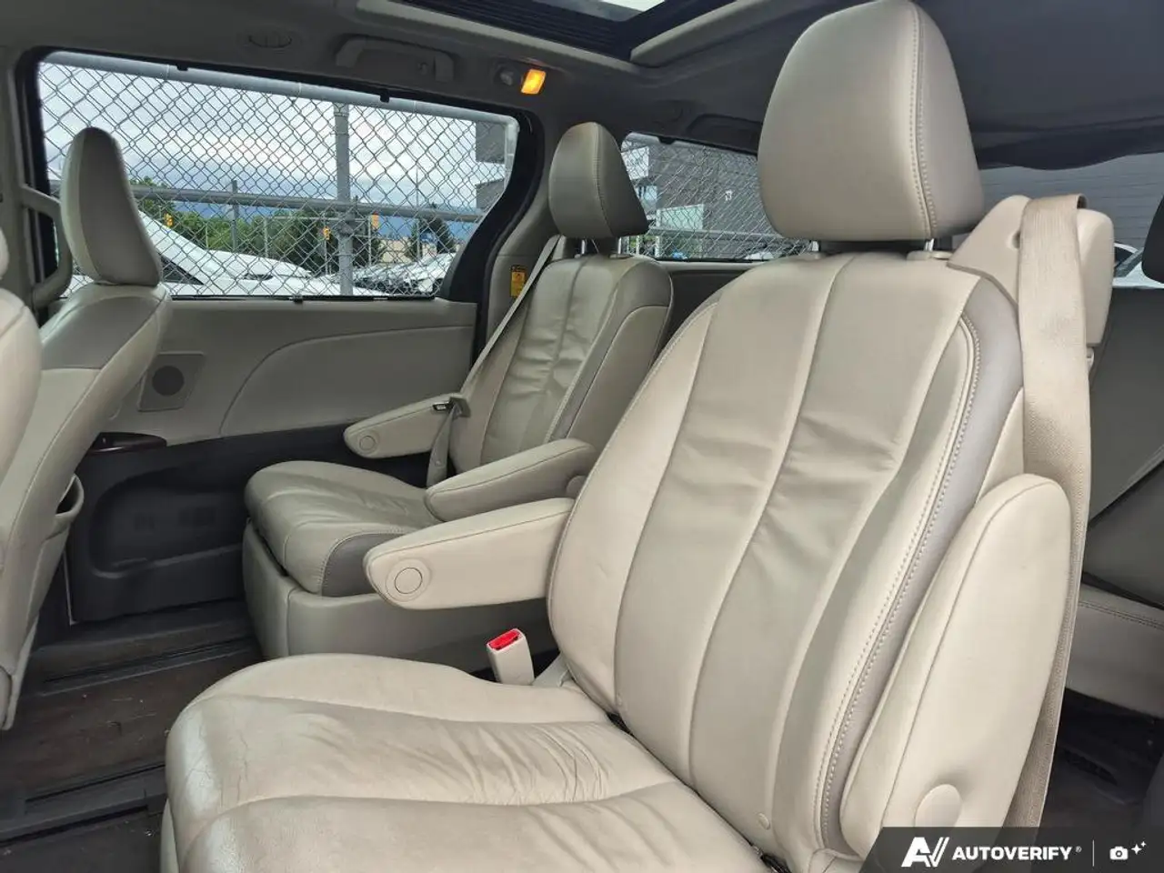 Toyota Sienna снимка Toyota Sienna