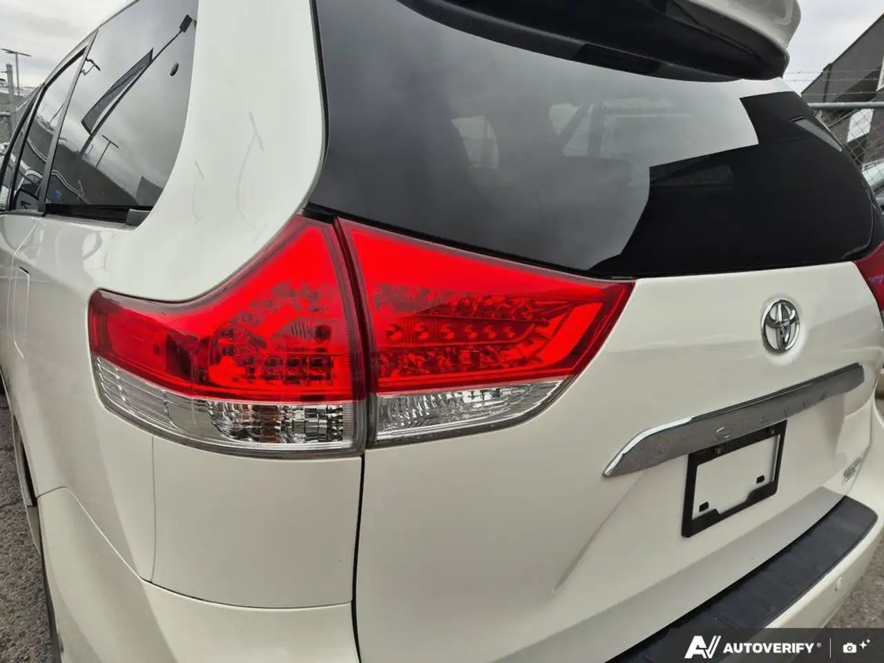 Toyota Sienna снимка Toyota Sienna
