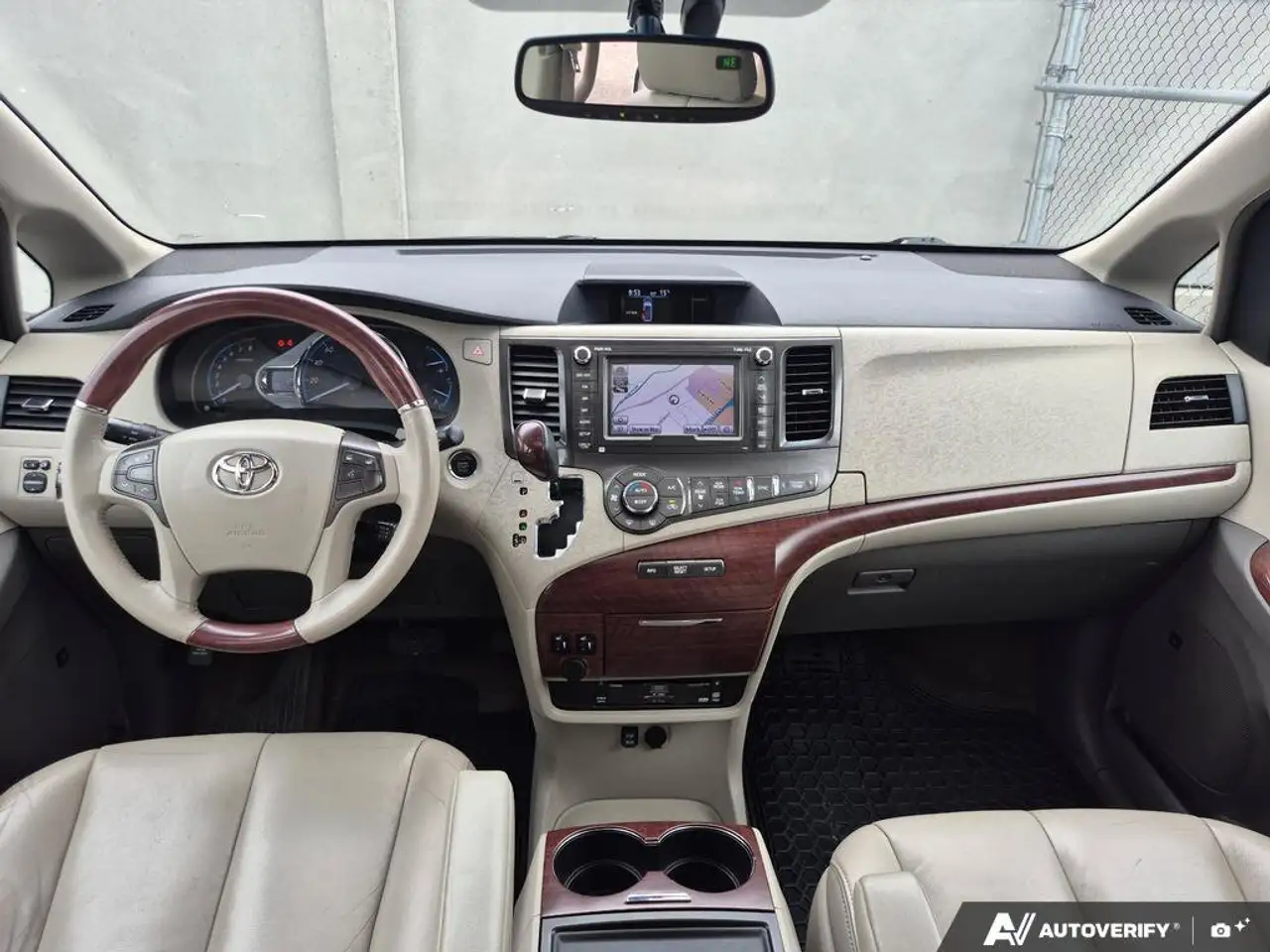 Toyota Sienna снимка Toyota Sienna