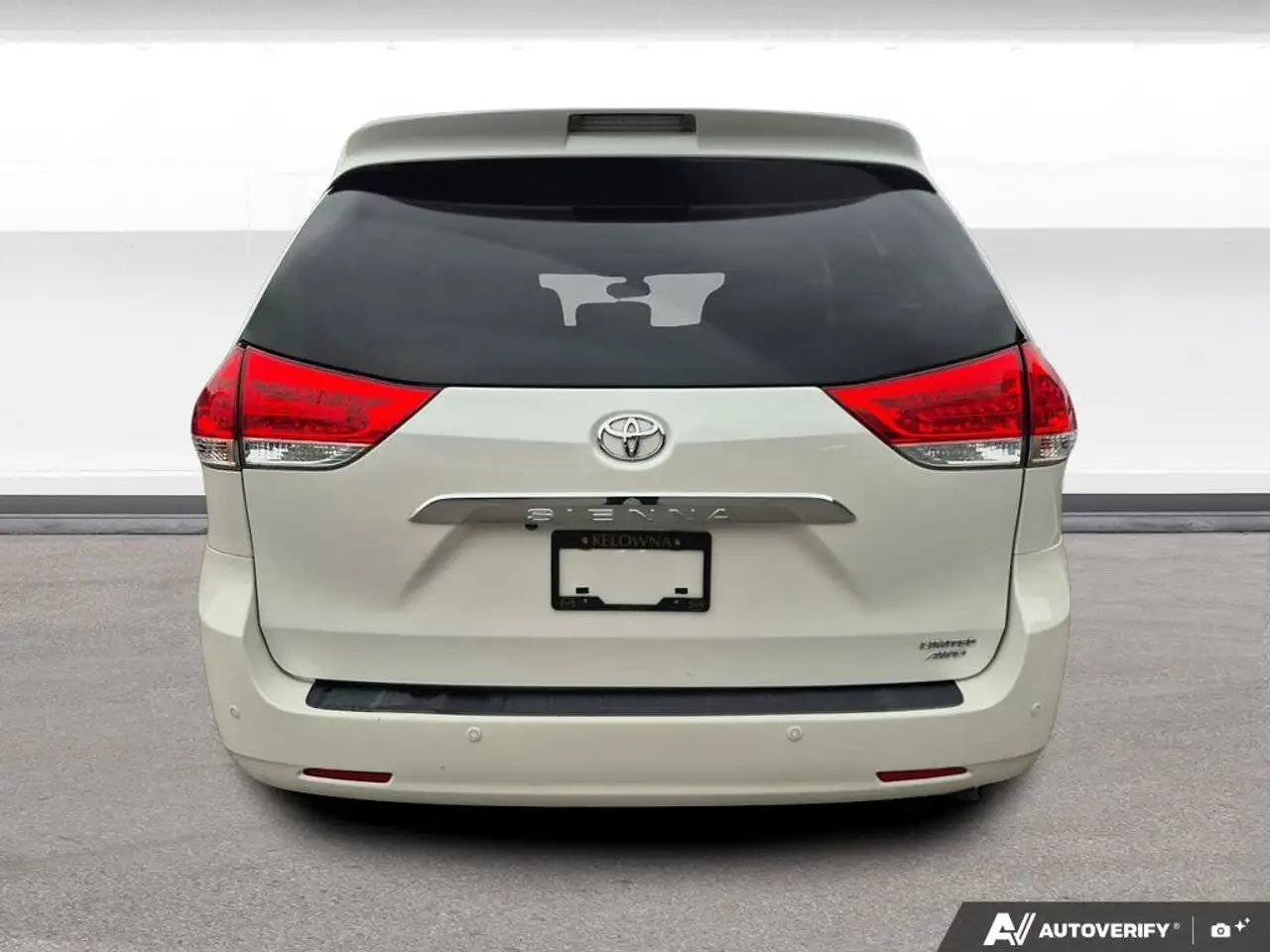 Toyota Sienna снимка Toyota Sienna