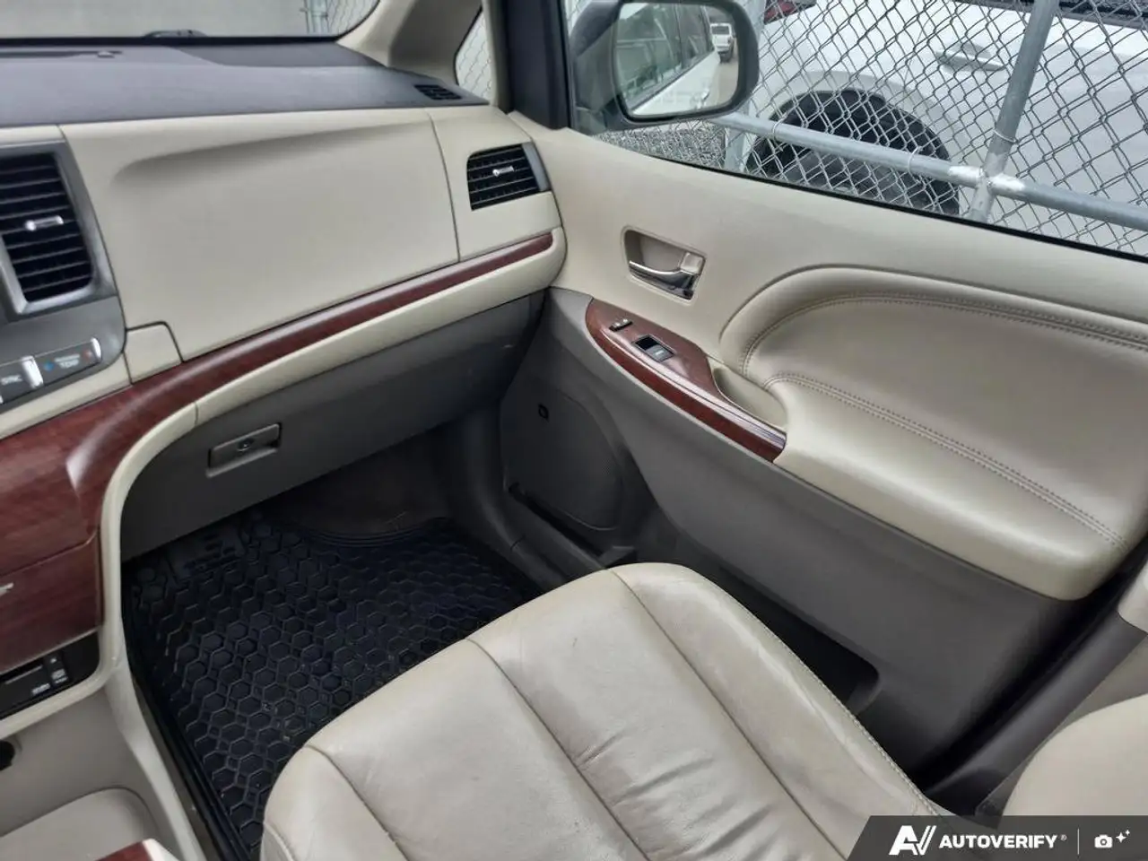 Toyota Sienna снимка Toyota Sienna