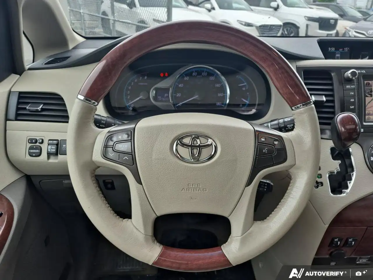 Toyota Sienna снимка Toyota Sienna