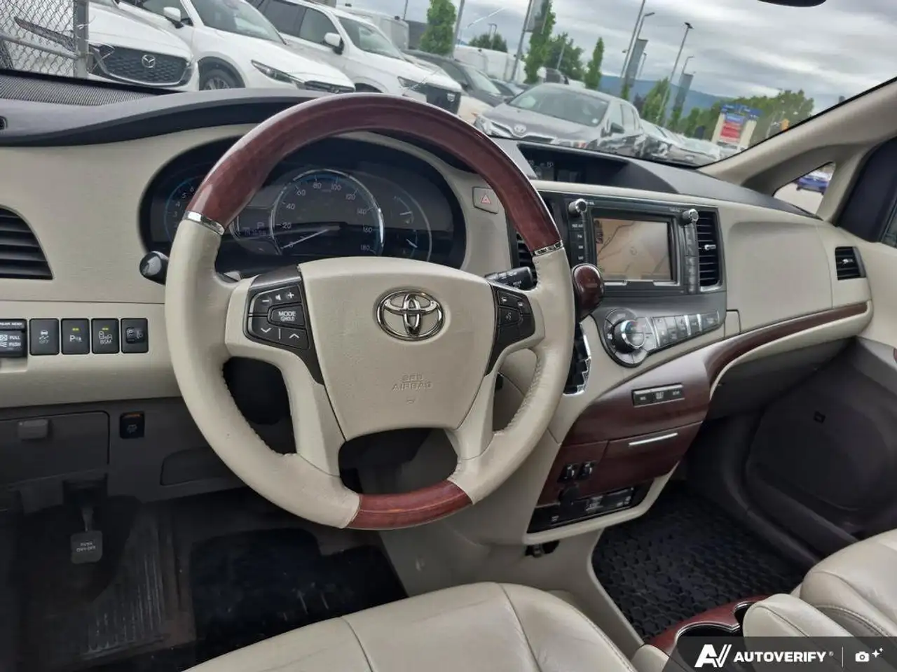 Toyota Sienna снимка Toyota Sienna