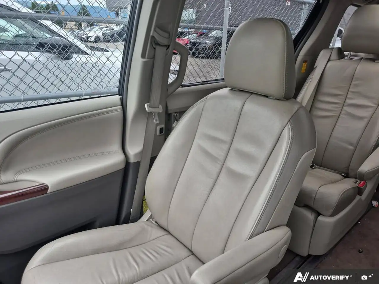 Toyota Sienna снимка Toyota Sienna