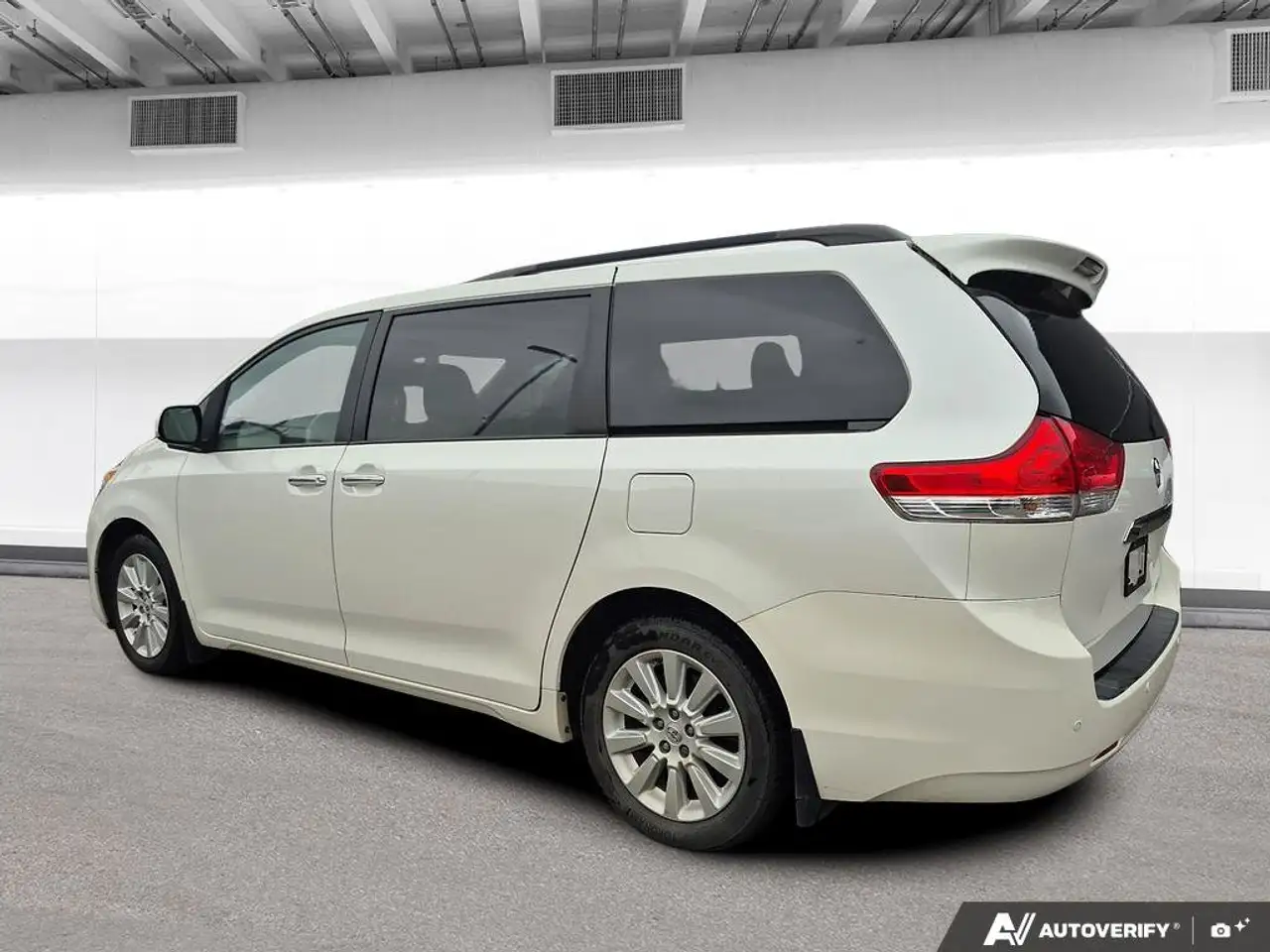 Toyota Sienna снимка Toyota Sienna