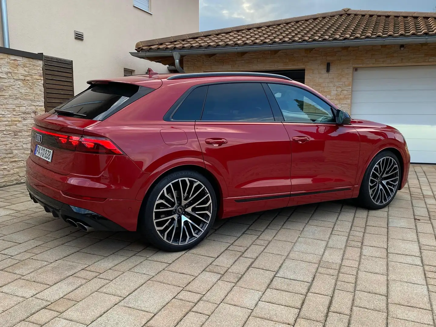 Audi SQ8 Q8 S TFSI quattro tiptronic Facelift in Chillirot Rot - 1