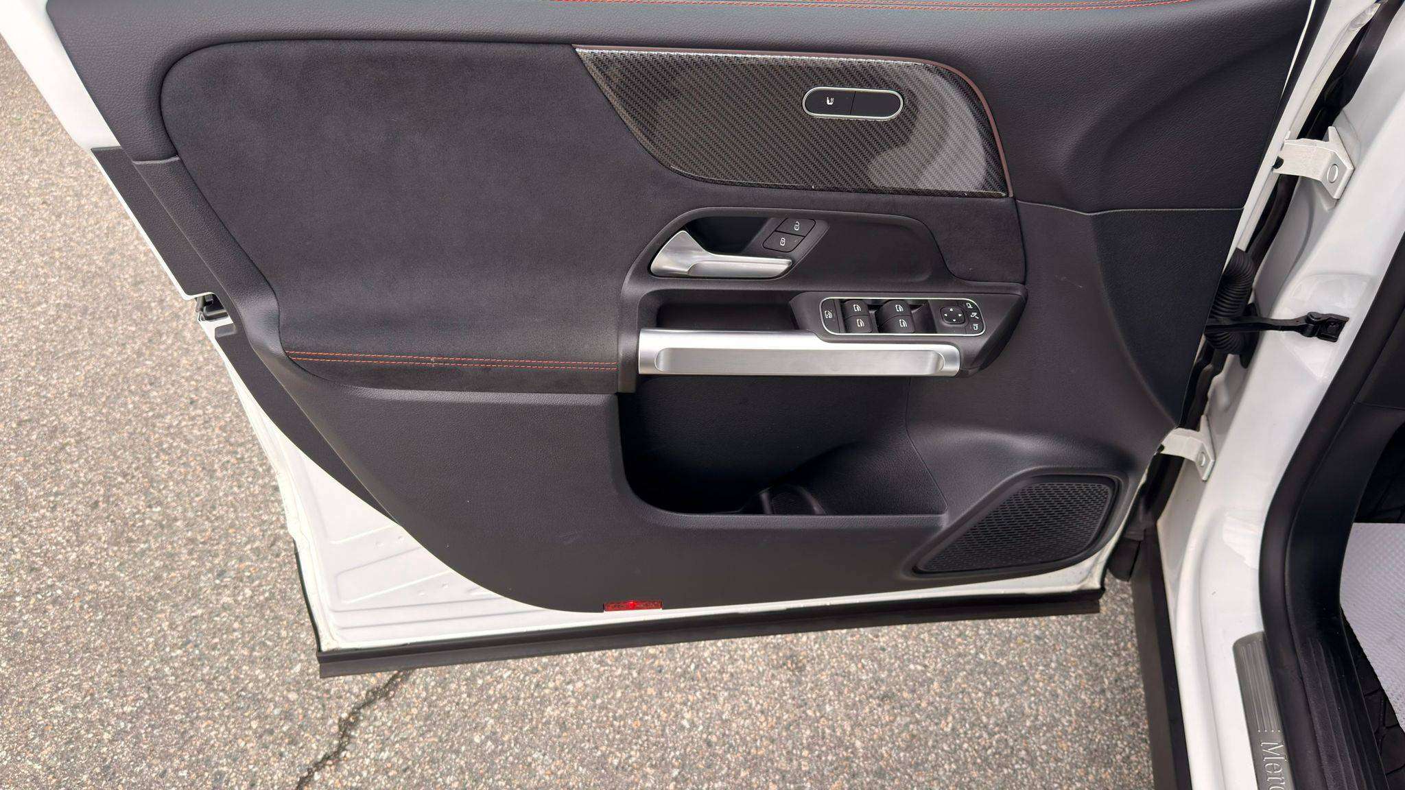 2022 Mercedes-Benz GLB — view 10
