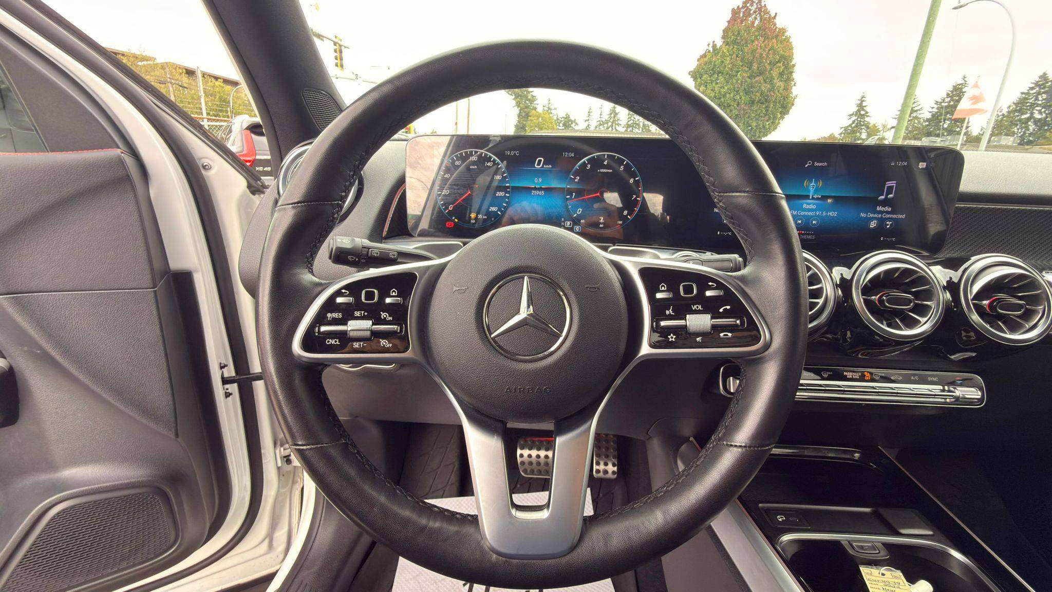 2022 Mercedes-Benz GLB — view 15