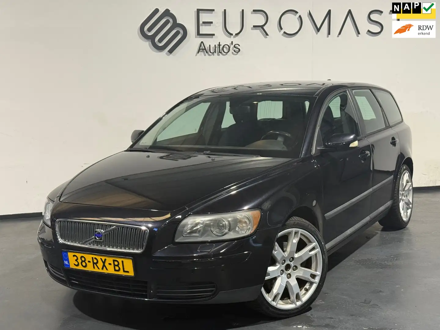 Volvo V50 2.4 Kinetic Automaat Airco Trekhaak Nieuwe Apk Zwart - 1