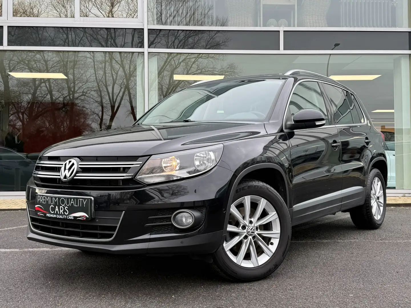 Volkswagen Tiguan LEDER / TREKHAAK / ZETELVERWARMING / PARKEERSENSOR Black - 1