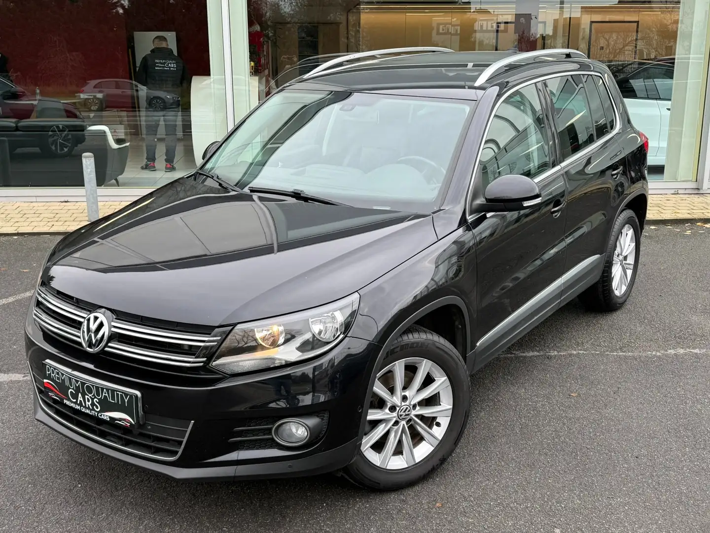 Volkswagen Tiguan LEDER / TREKHAAK / ZETELVERWARMING / PARKEERSENSOR Black - 2