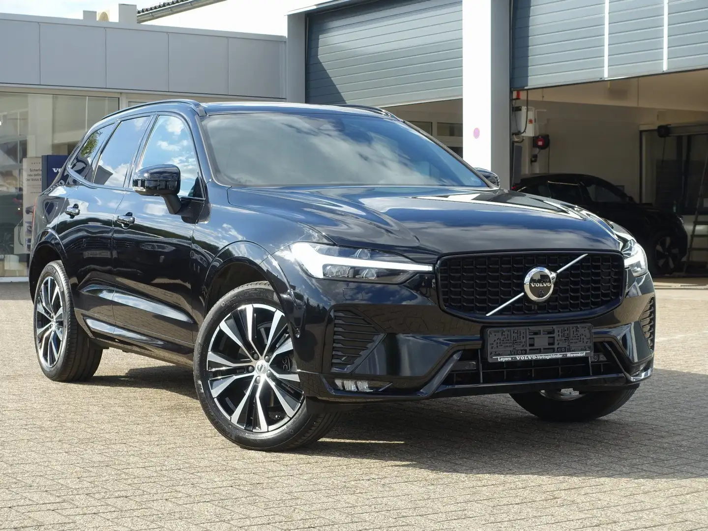 Volvo XC60 B4 Plus Dark PANORAMA/360°KAM/STANDHEIZUNG Zwart - 2