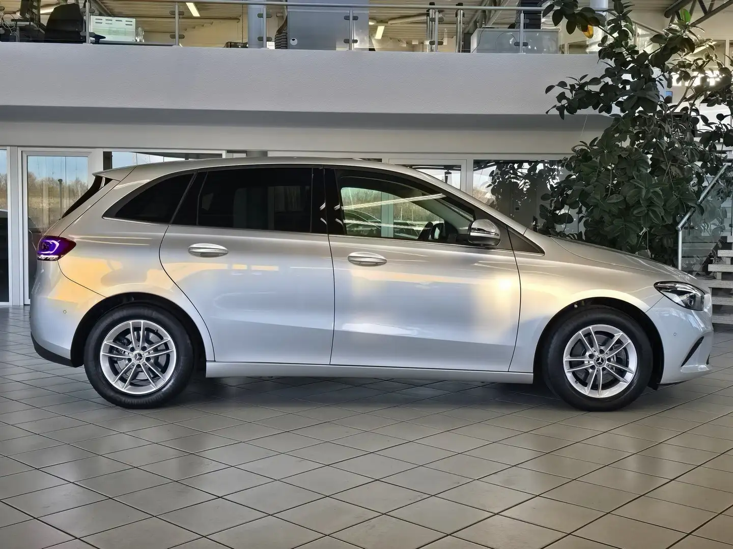 Mercedes-Benz B 200 Style DISTRONIC++KAMERA+MULTIBEAM+SHZ+NAVI Silber - 2