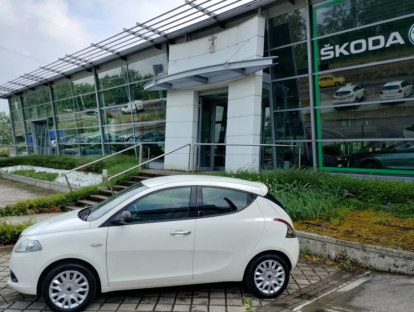 Lancia Ypsilon Ypsilon 1.2 8v 69cv Blanc - 1