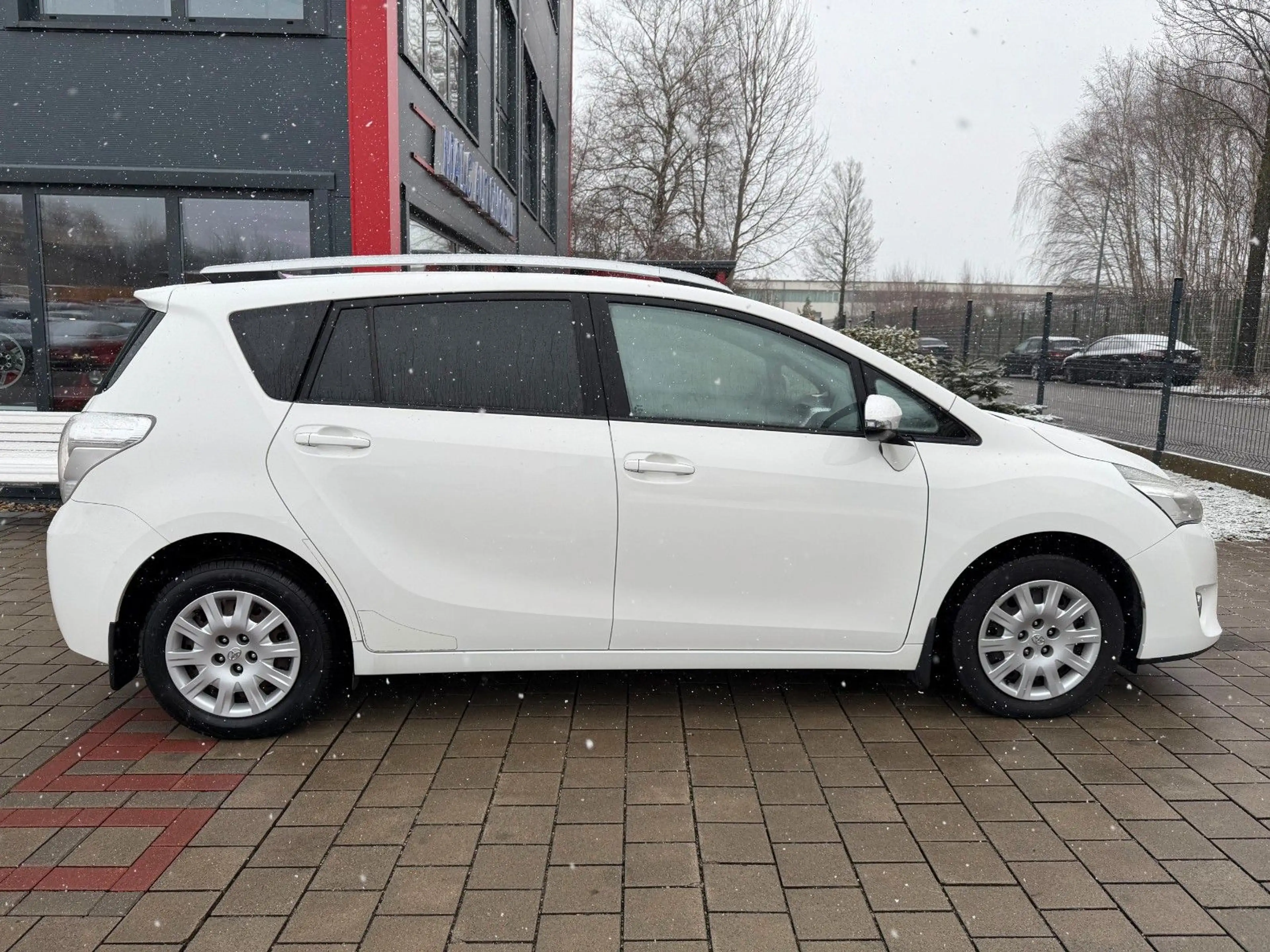 Toyota Verso Life 2.0 D-4D TÜV/INSP. Neu/AHK — photo 4