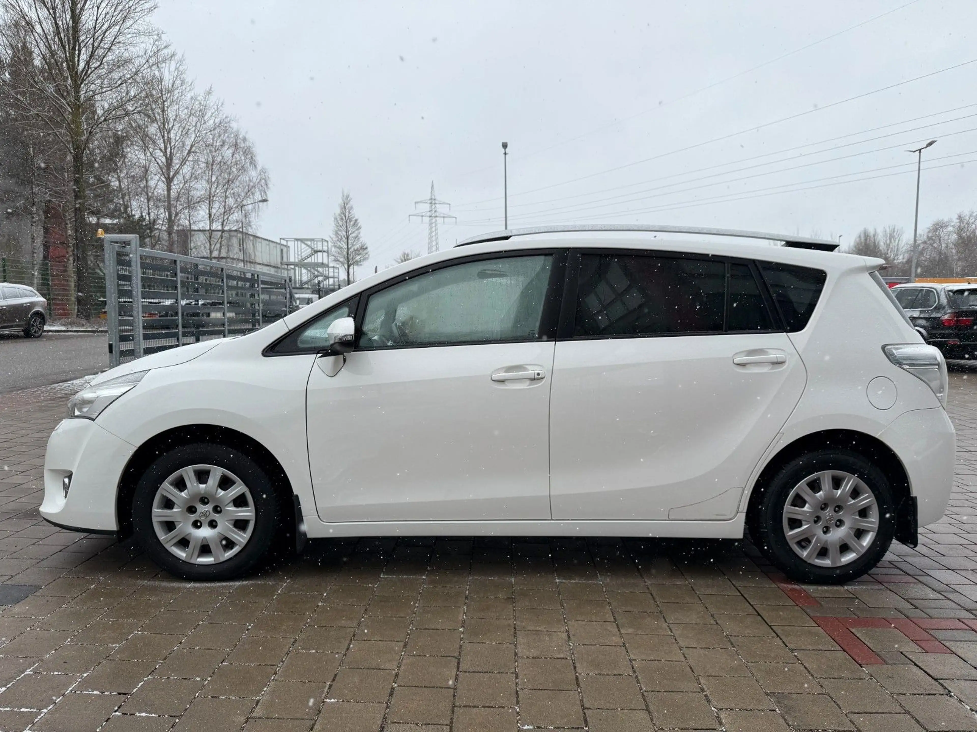 Toyota Verso Life 2.0 D-4D TÜV/INSP. Neu/AHK — photo 12
