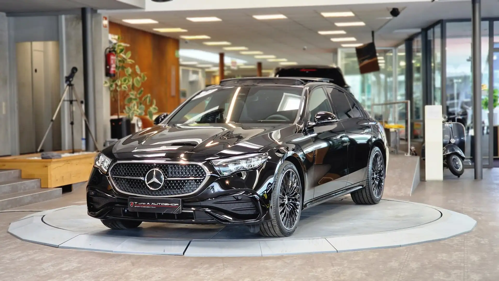 Mercedes-Benz E 200 d AMG-Paket Aut. *Pano*Kamera*Navi*20Zoll* Schwarz - 2