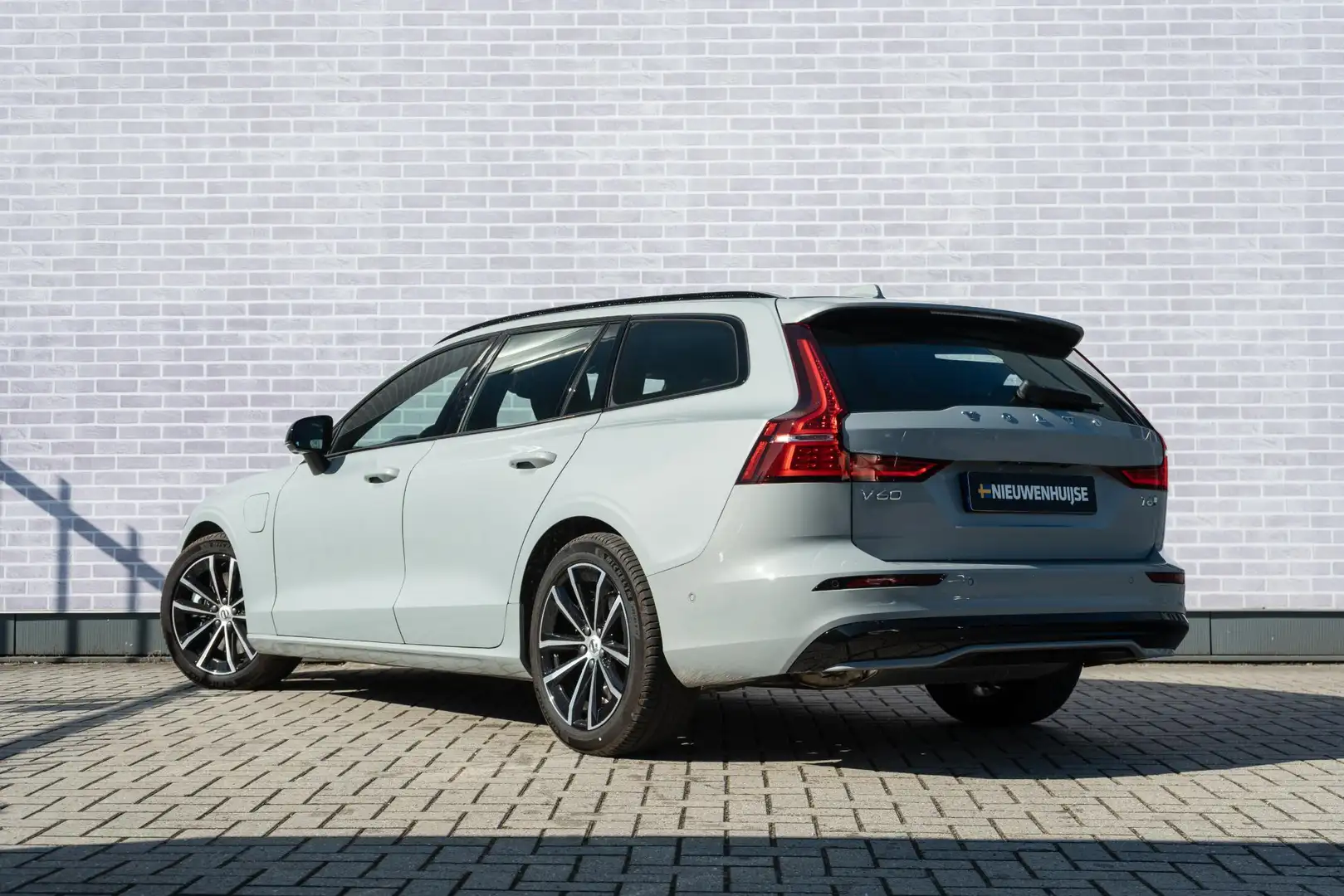 Volvo V60 T6 Plug-in hybrid AWD Plus Dark | Trekhaak | Adapt Grau - 2