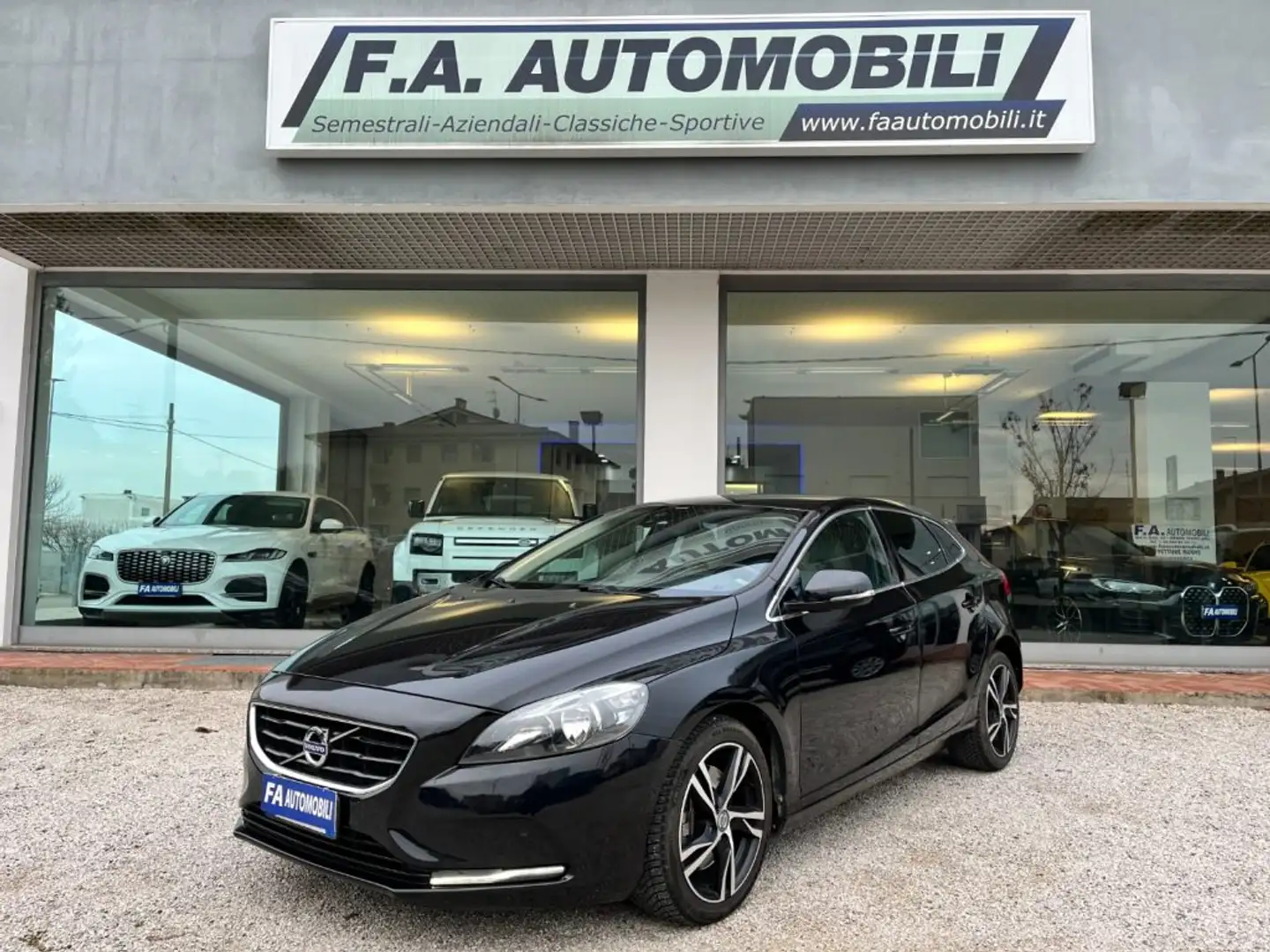 Volvo V40 D3 Geartronic Momentum Nero - 1