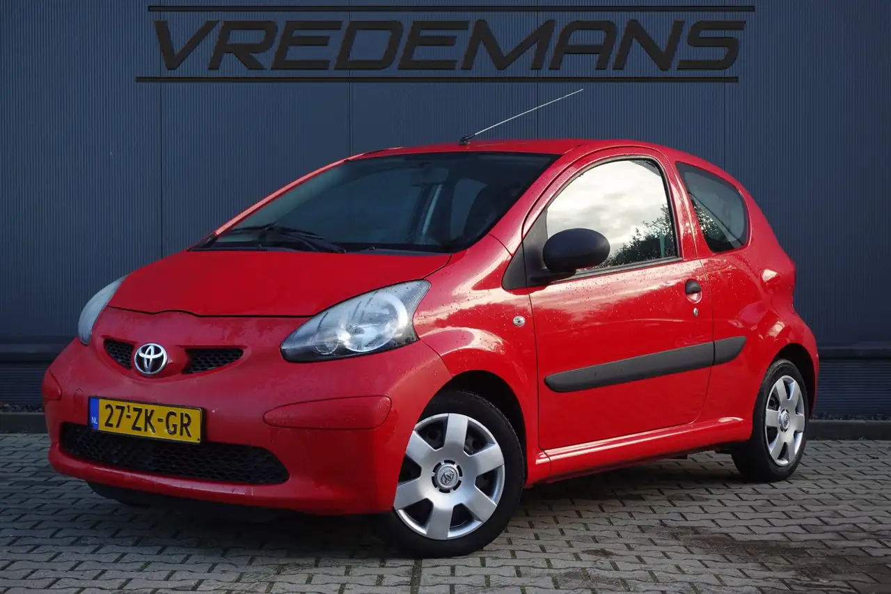 Toyota Aygo 1.0-12V — photo 1 of 11
