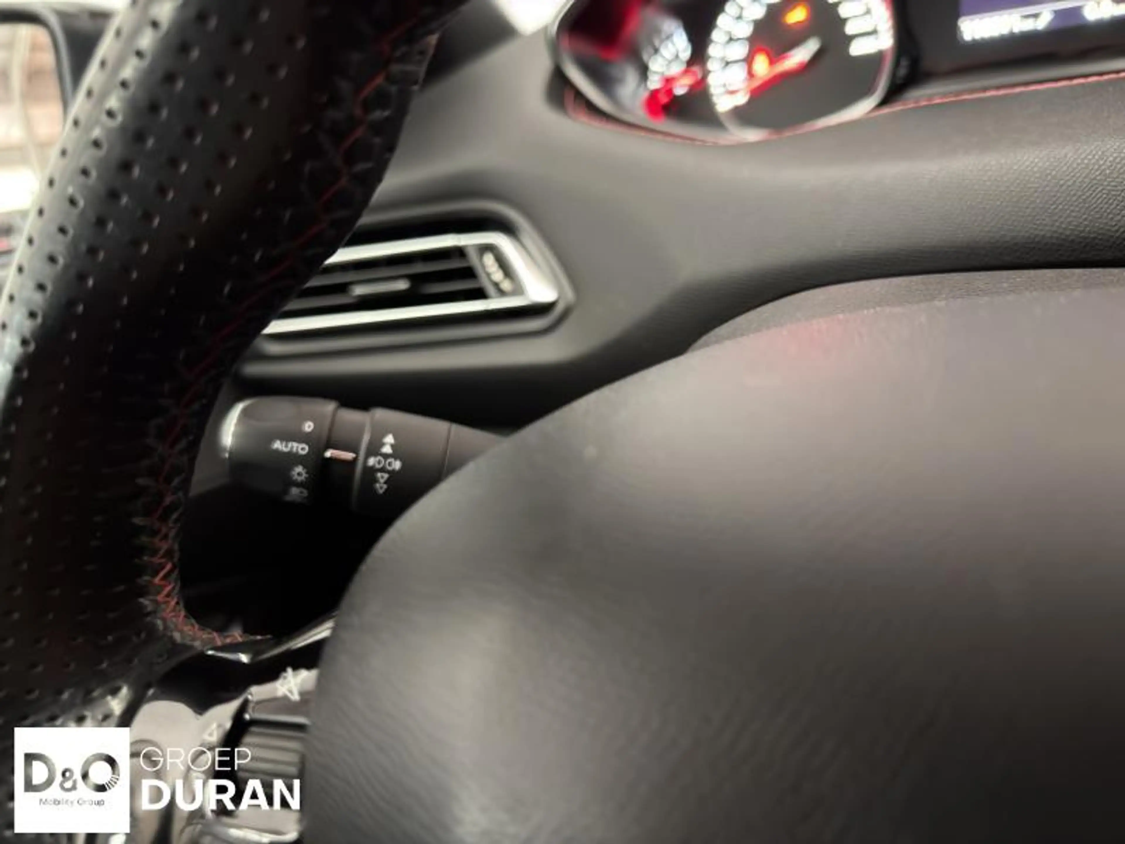 Peugeot 308 II SW GT Line — photo 13